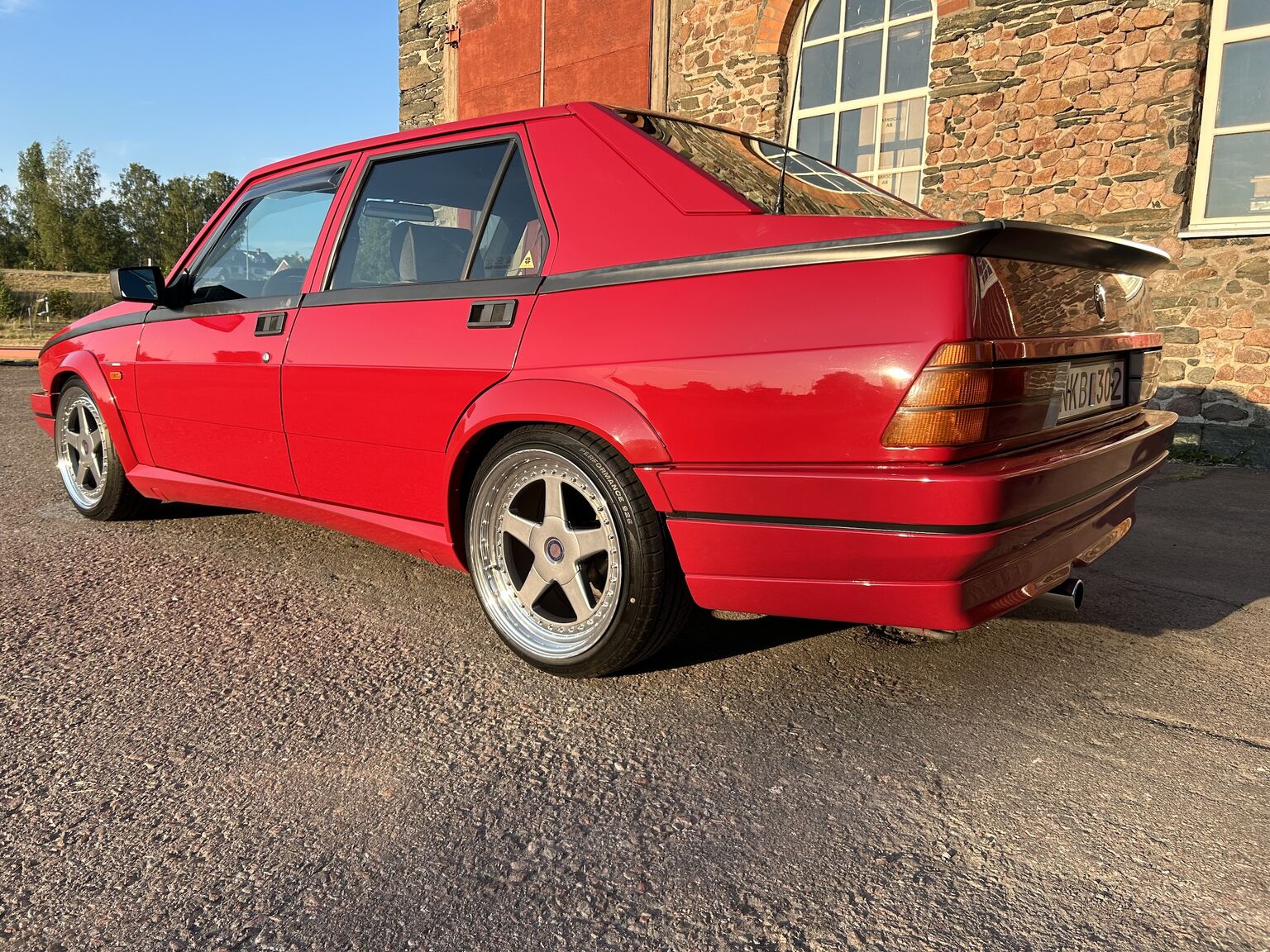 Exterior image of 1988 Alfa Romeo 75 (48)