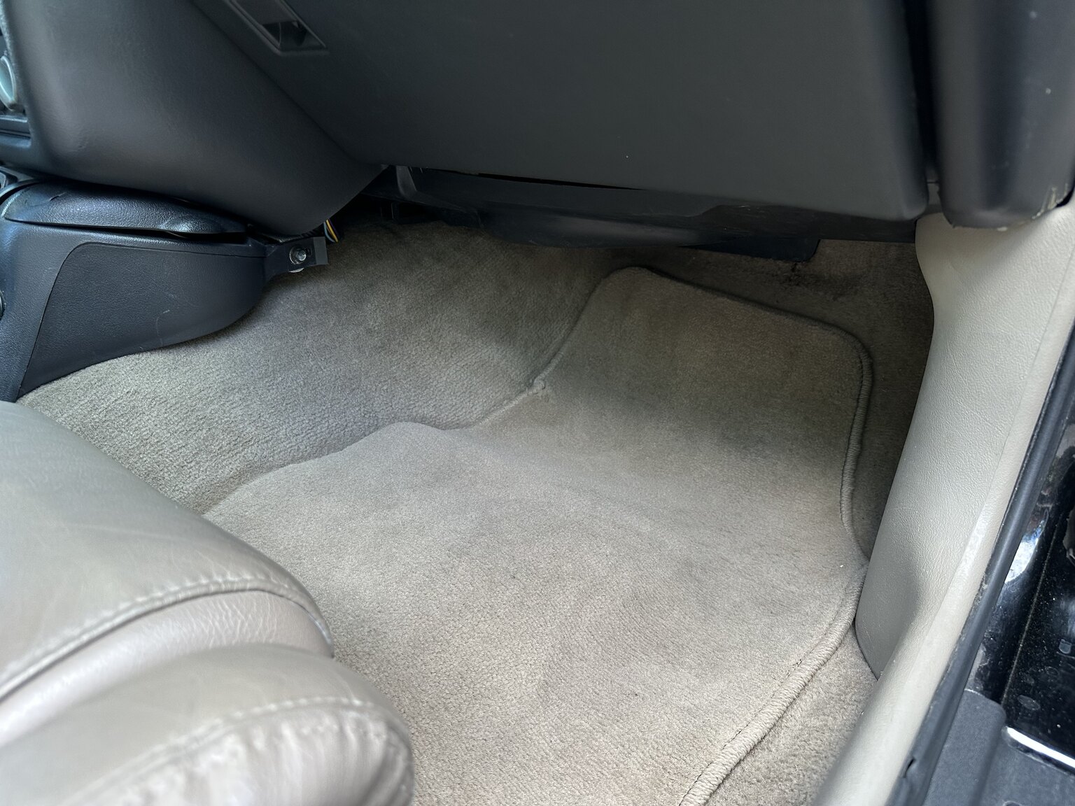 Interior image of 2000 Pontiac TransAm Firebird (28)