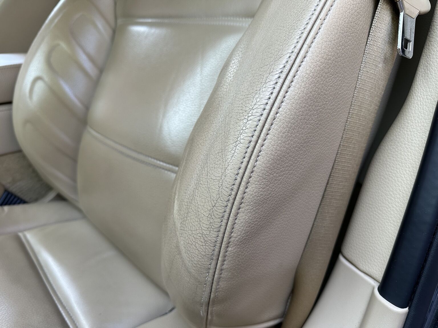 Interior image of 2007 Jaguar XKR (17)