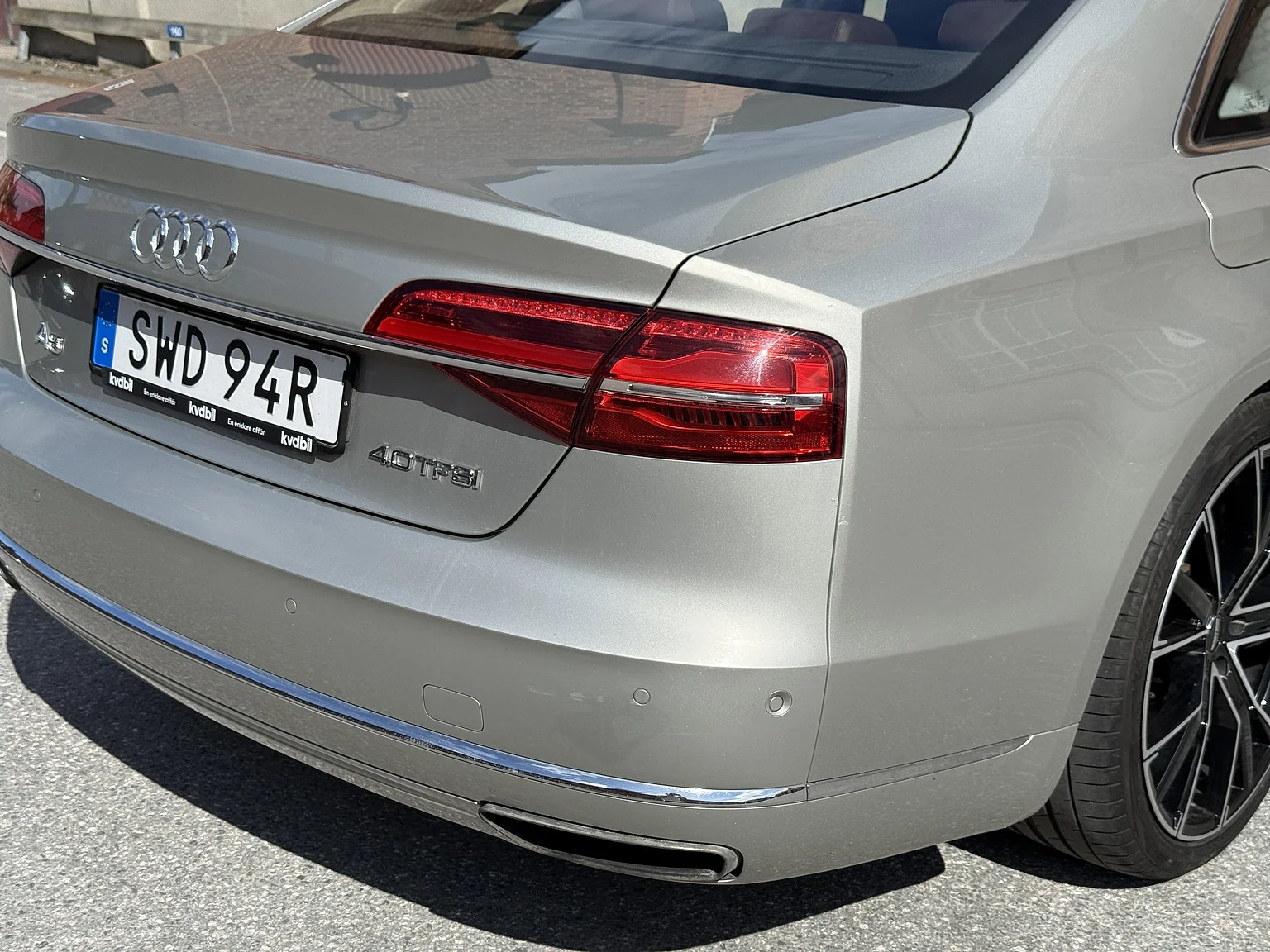 Exterior image of 2014 Audi A8 4.0 TFSI (34)