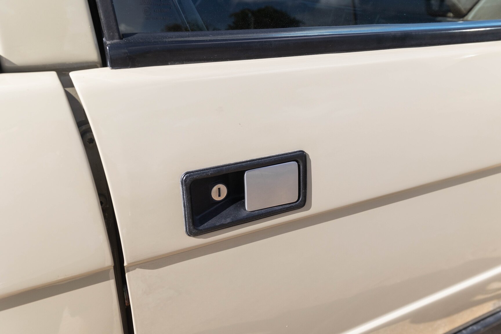 Exteriörbild på 1991 Range Rover Restomod