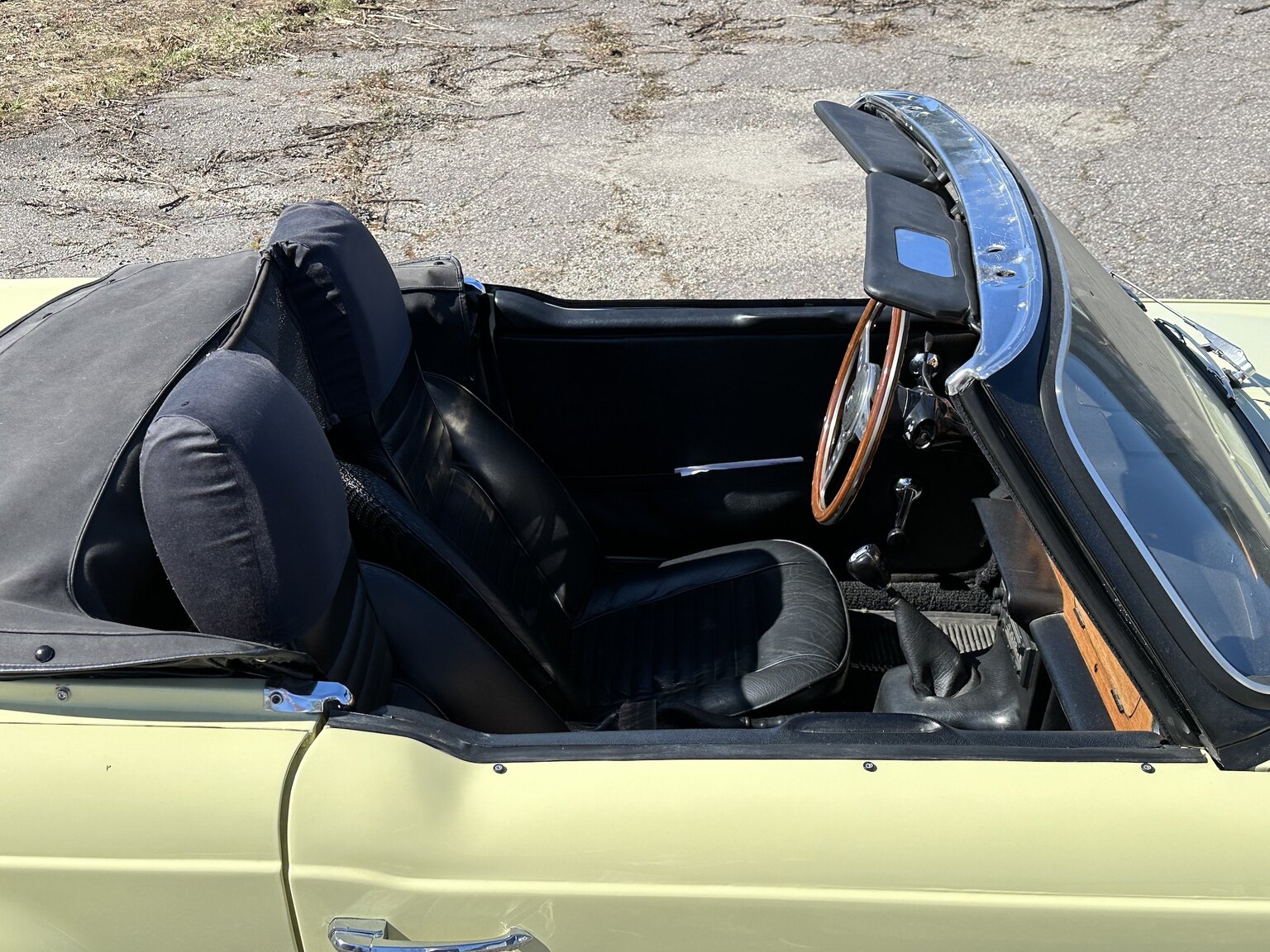 Exterior image of 1971 Triumph TR6 (27)