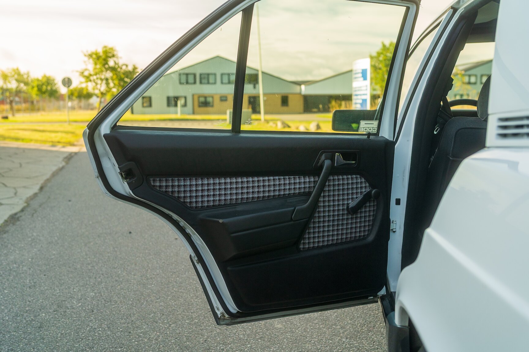 Innenraumfoto von 1992 Mercedes-Benz 190E "No Reserve Auction"