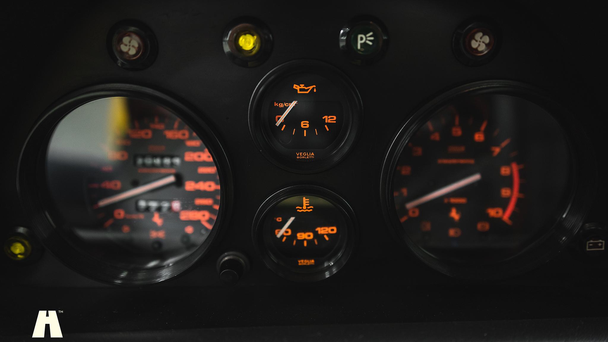 Interiörbild 1986 Ferrari 328 GTB
