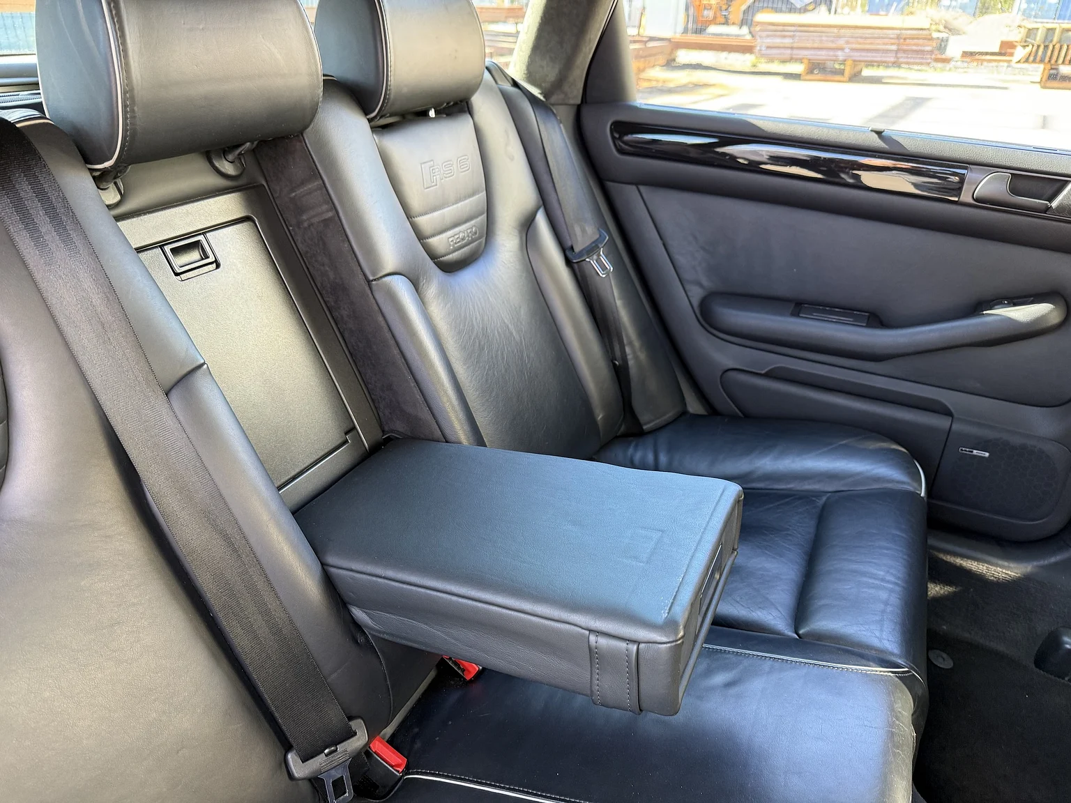 Innenraumfoto von 2002 Audi RS 6 Avant (78)