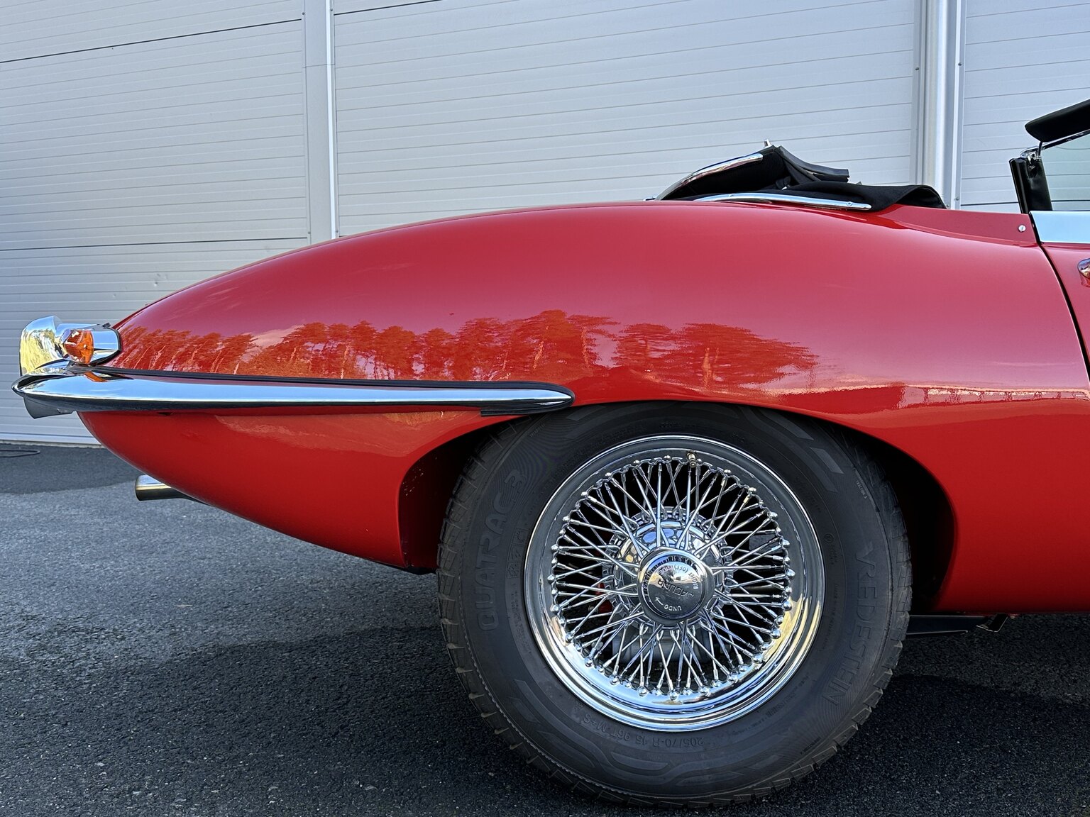 Exteriörbild på 1965 Jaguar E-Type Series 1 (59)