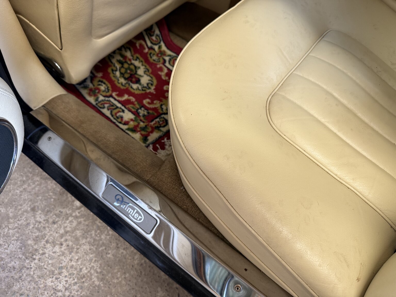 Innenraumfoto von 1990 Jaguar Daimler Double six