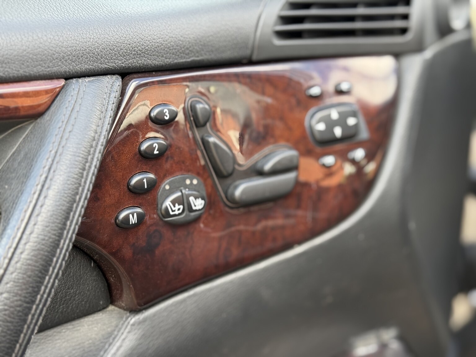Interior image of 2000 Mercedes-Benz CL 500