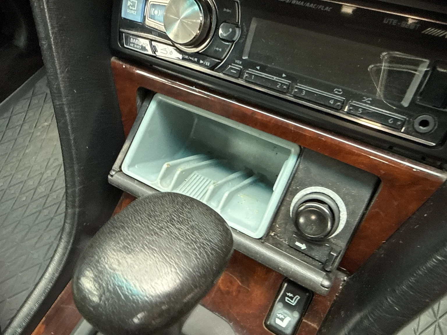 Interior image of 1994 Mercedes-Benz E 320 T (78)