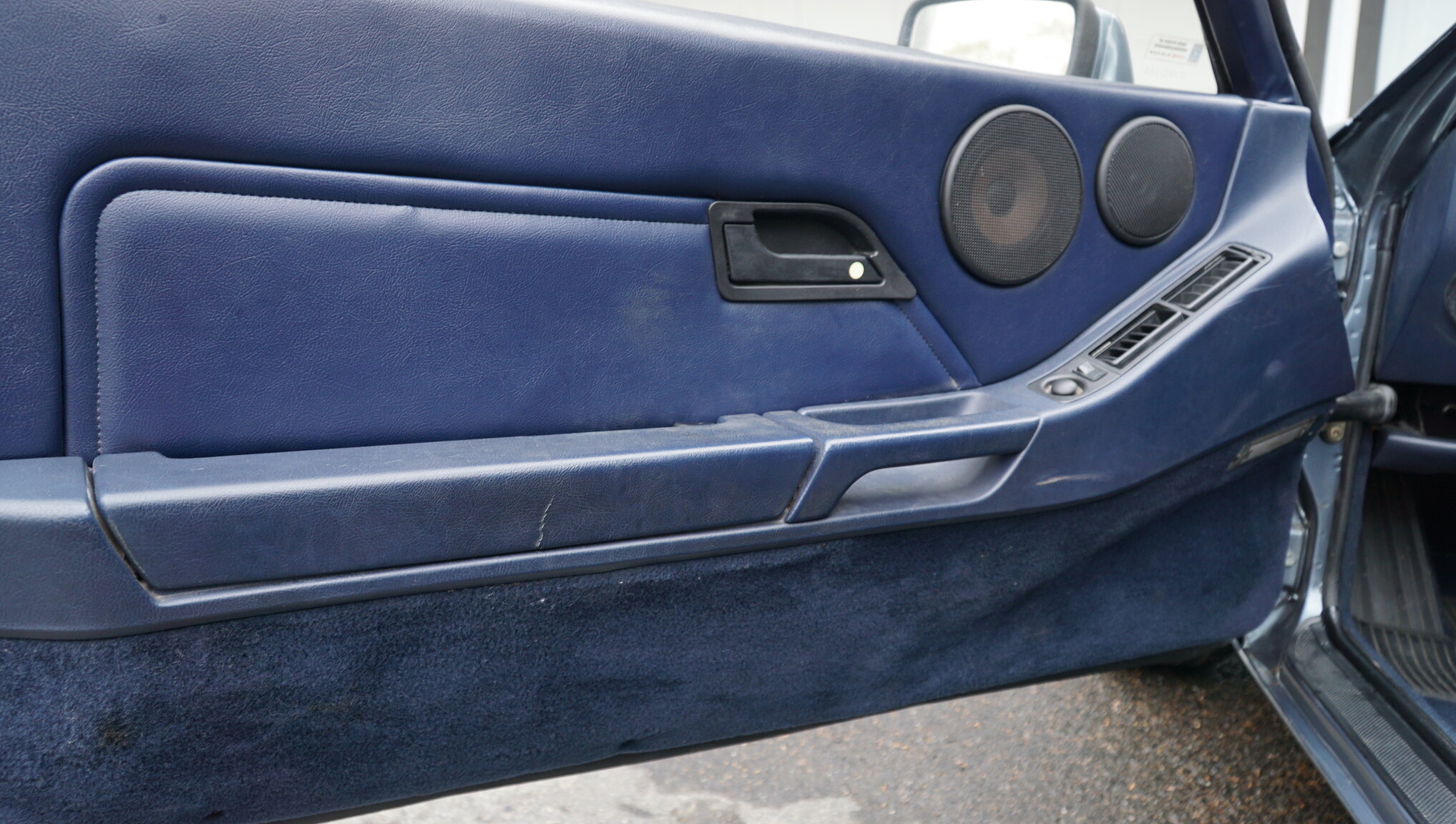 Interior image of 1983 Porsche 928S (5)