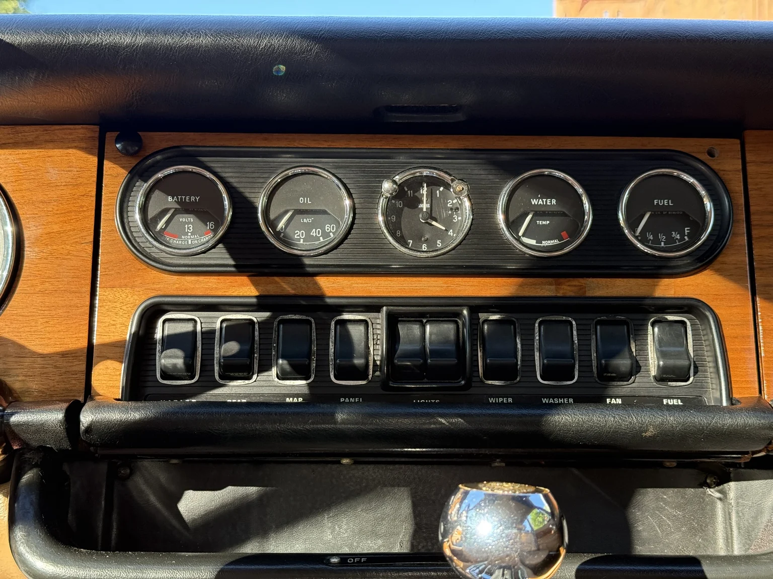 Interior image of 1970 Jaguar XJ12 Performance (26)