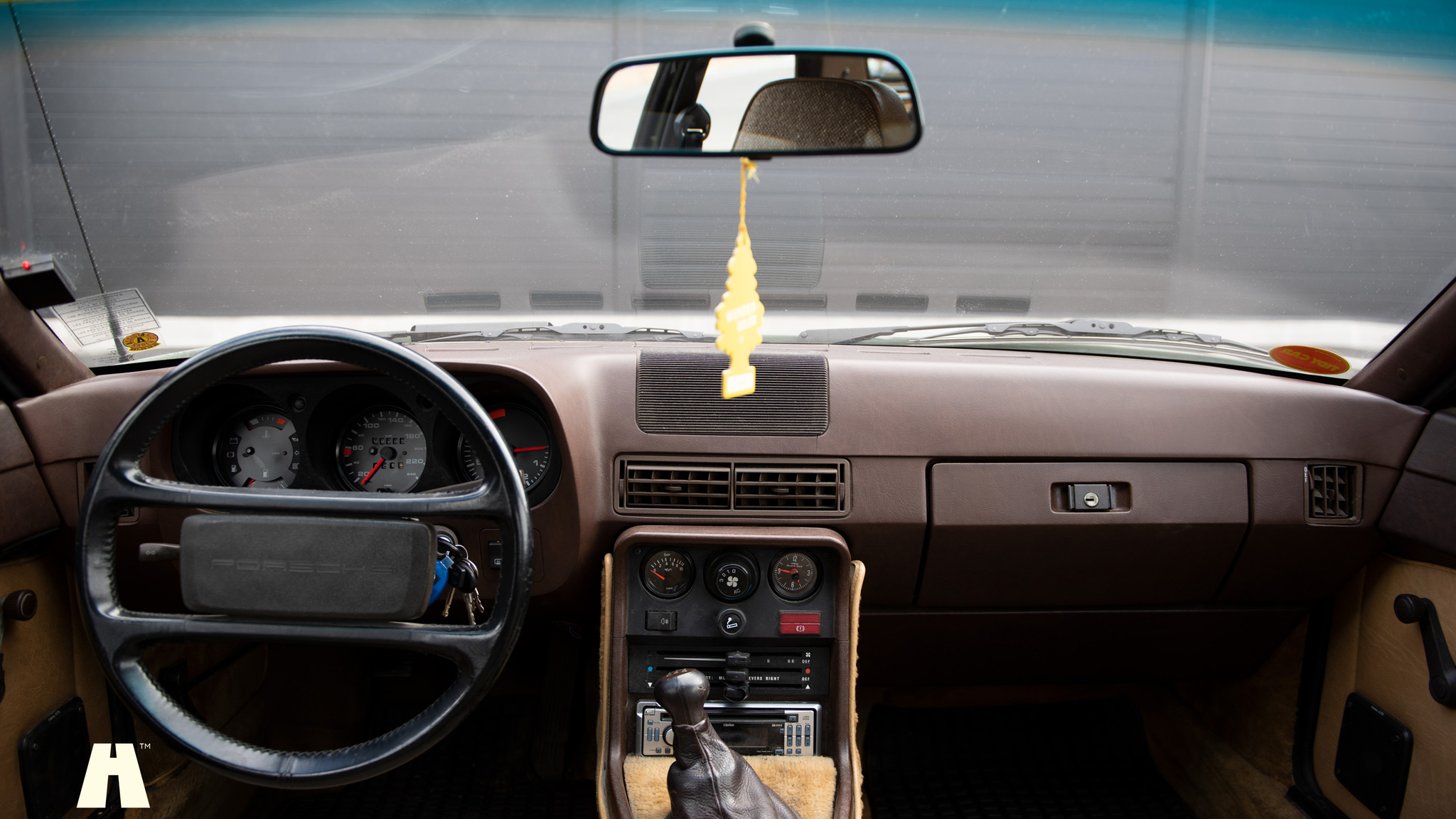 Interior image of 1981 Porsche 924 (12)
