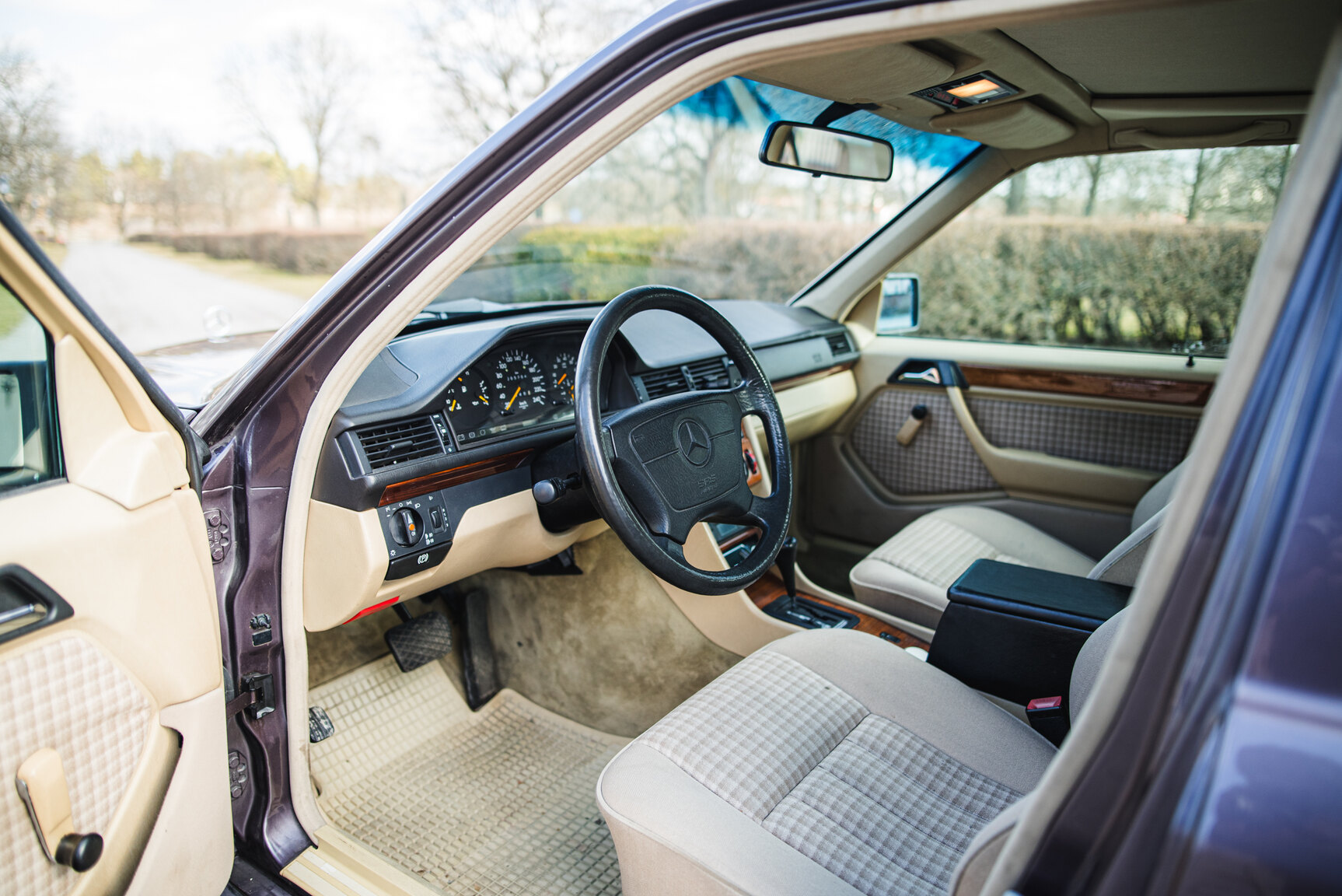 Interior image of 1993 Mercedes-Benz E 220