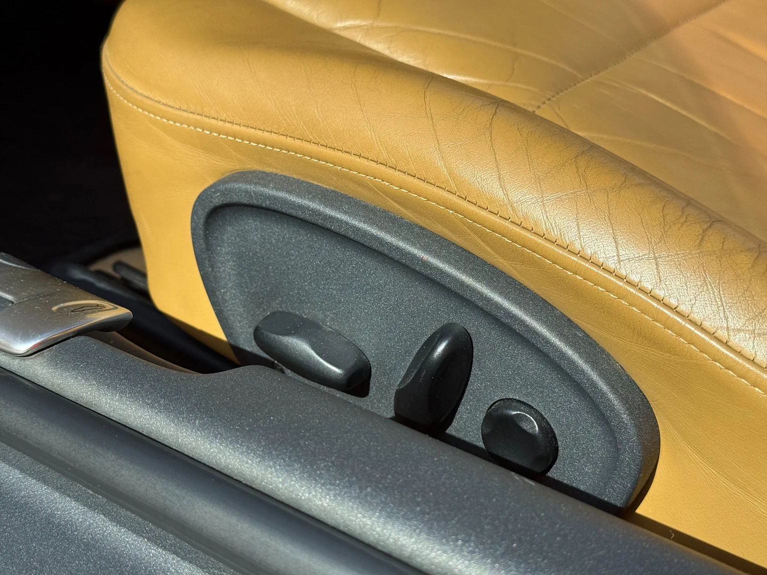 Interior image of 1998 Porsche 911 Carrera (28)