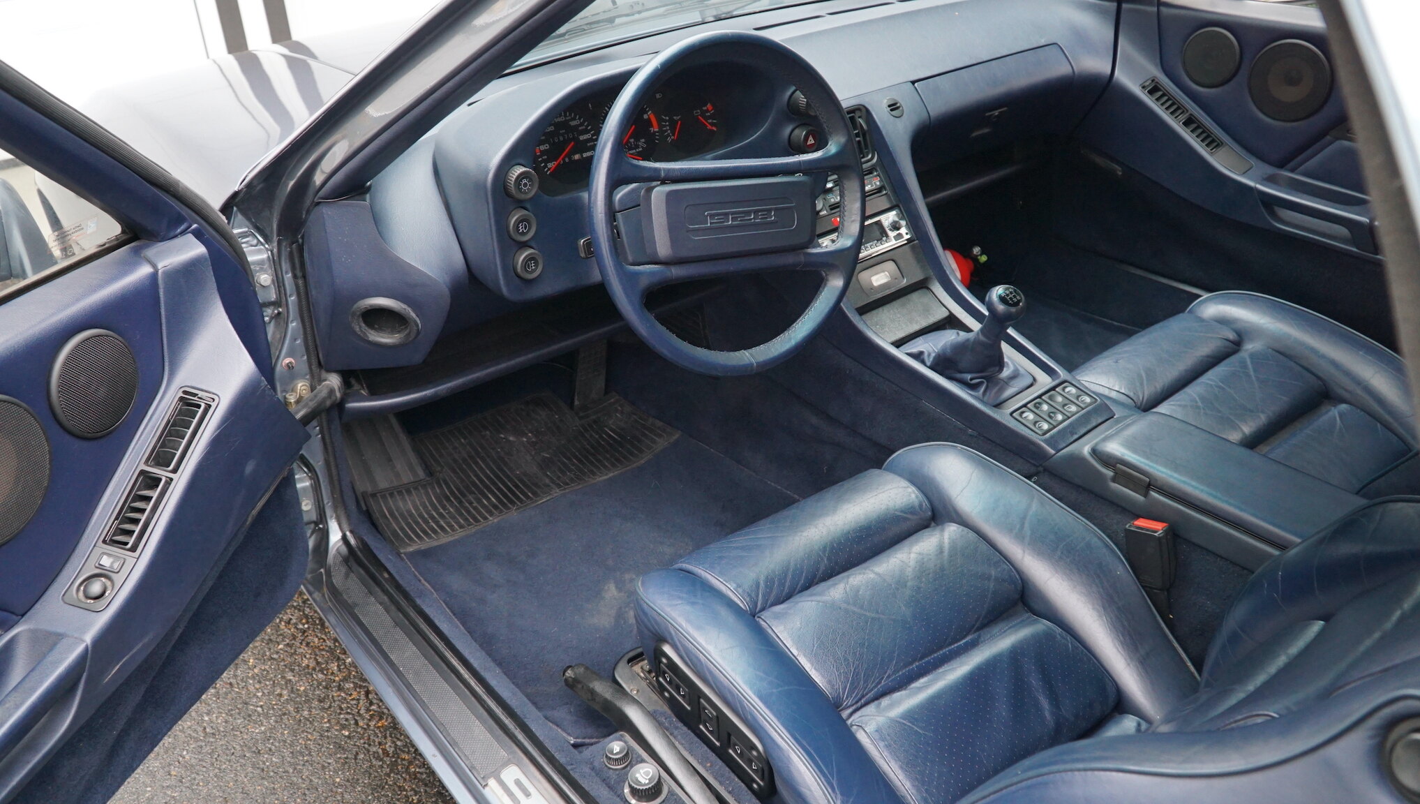 Exteriörbild på 1983 Porsche 928S (104)