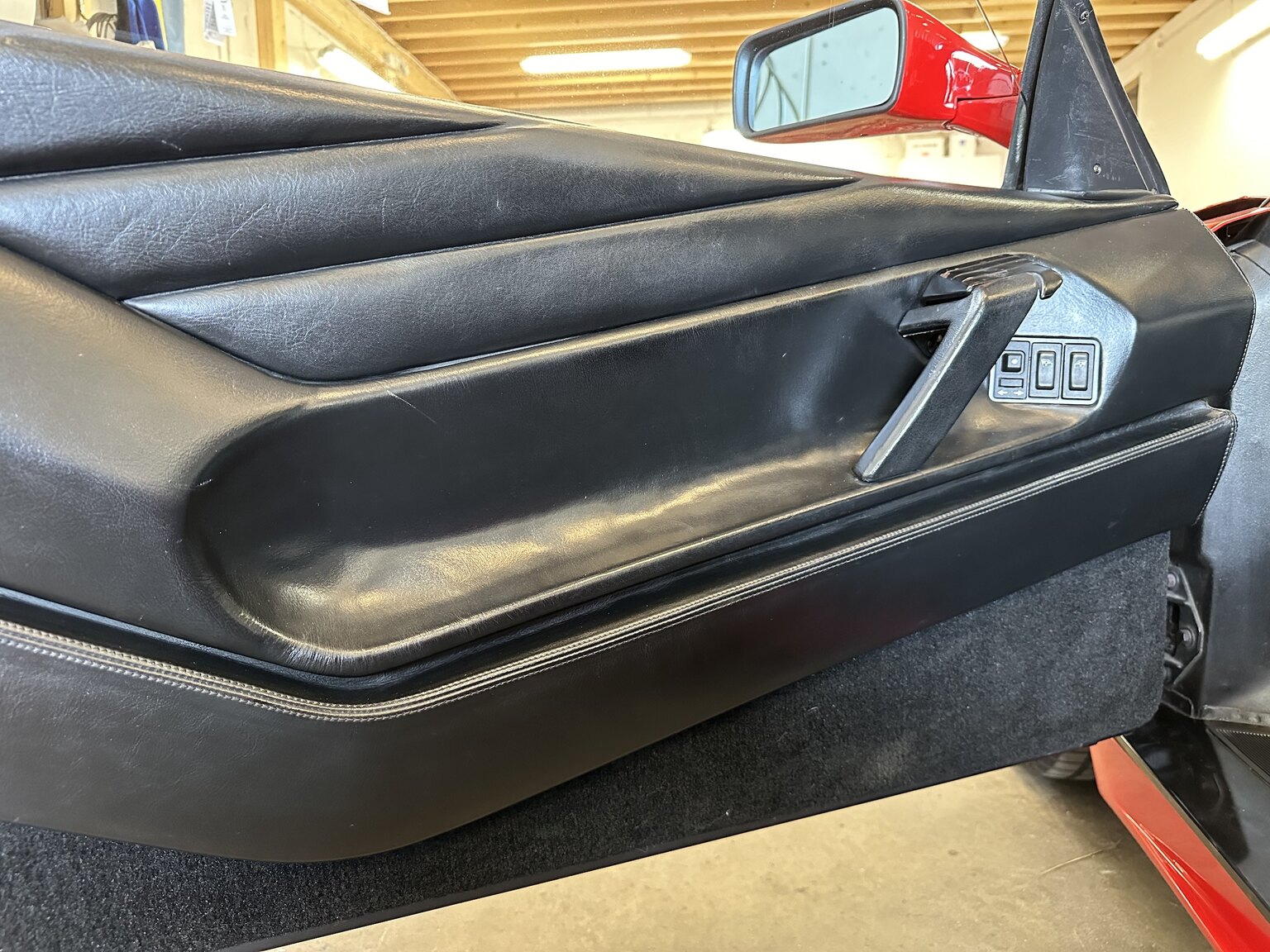 Interior image of 1990 Ferrari 348 (3)