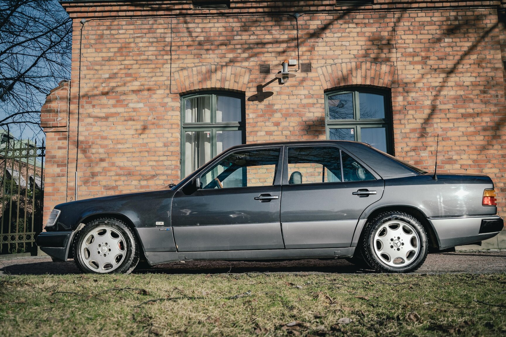 Exterior image of 1991 Mercedes-Benz 300E-24 (2)