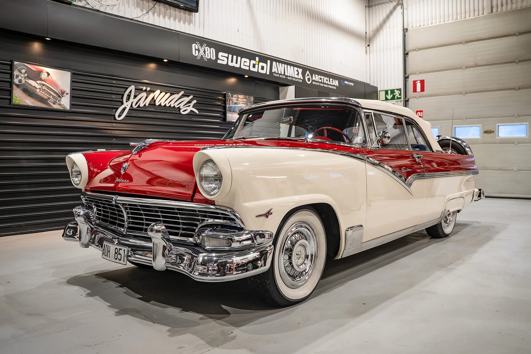 Exteriörbild på 1956 Ford Fairline Sunliner V8 (2)