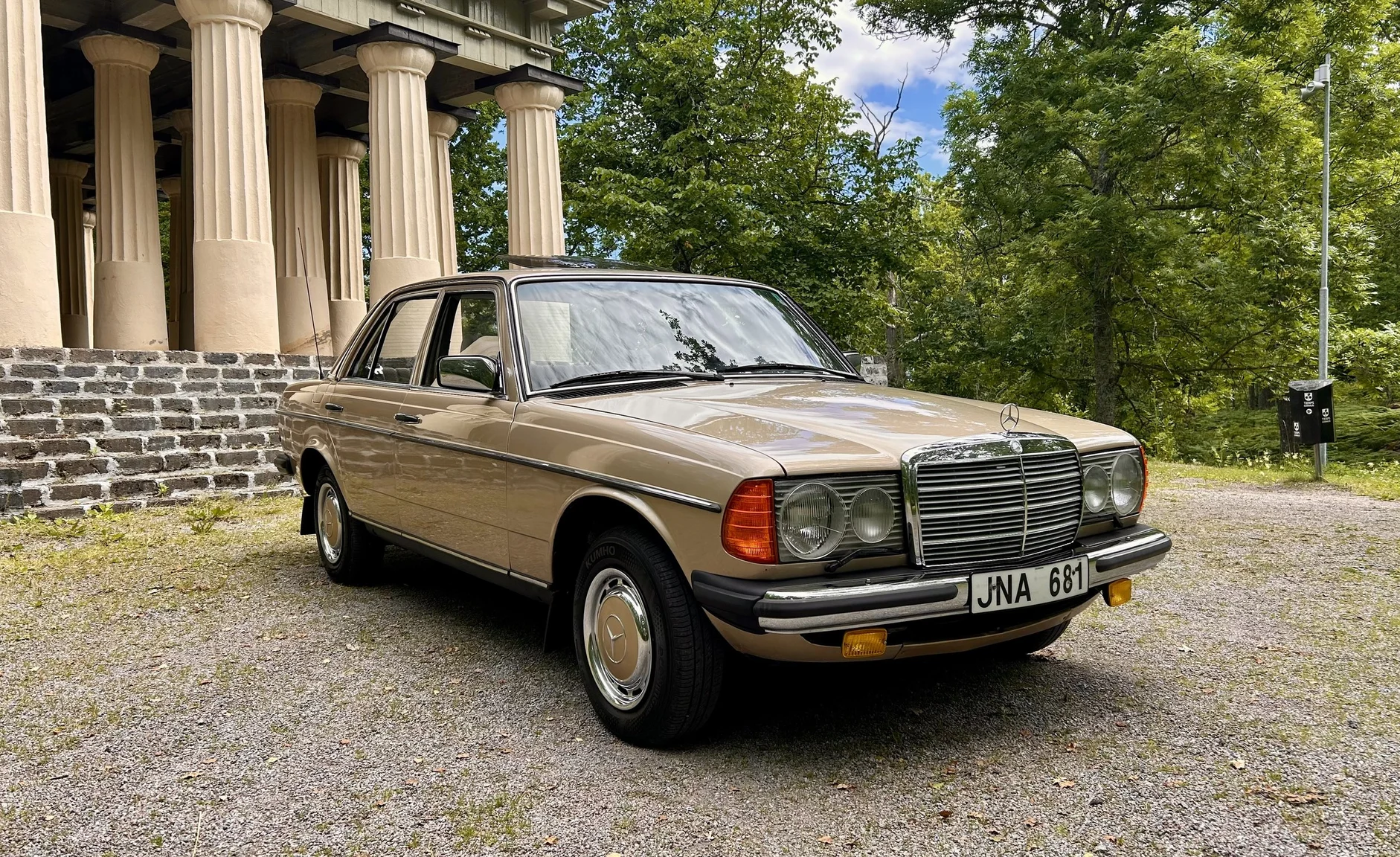 Exteriörbild på 1976 Mercedes-Benz 300 D (2)