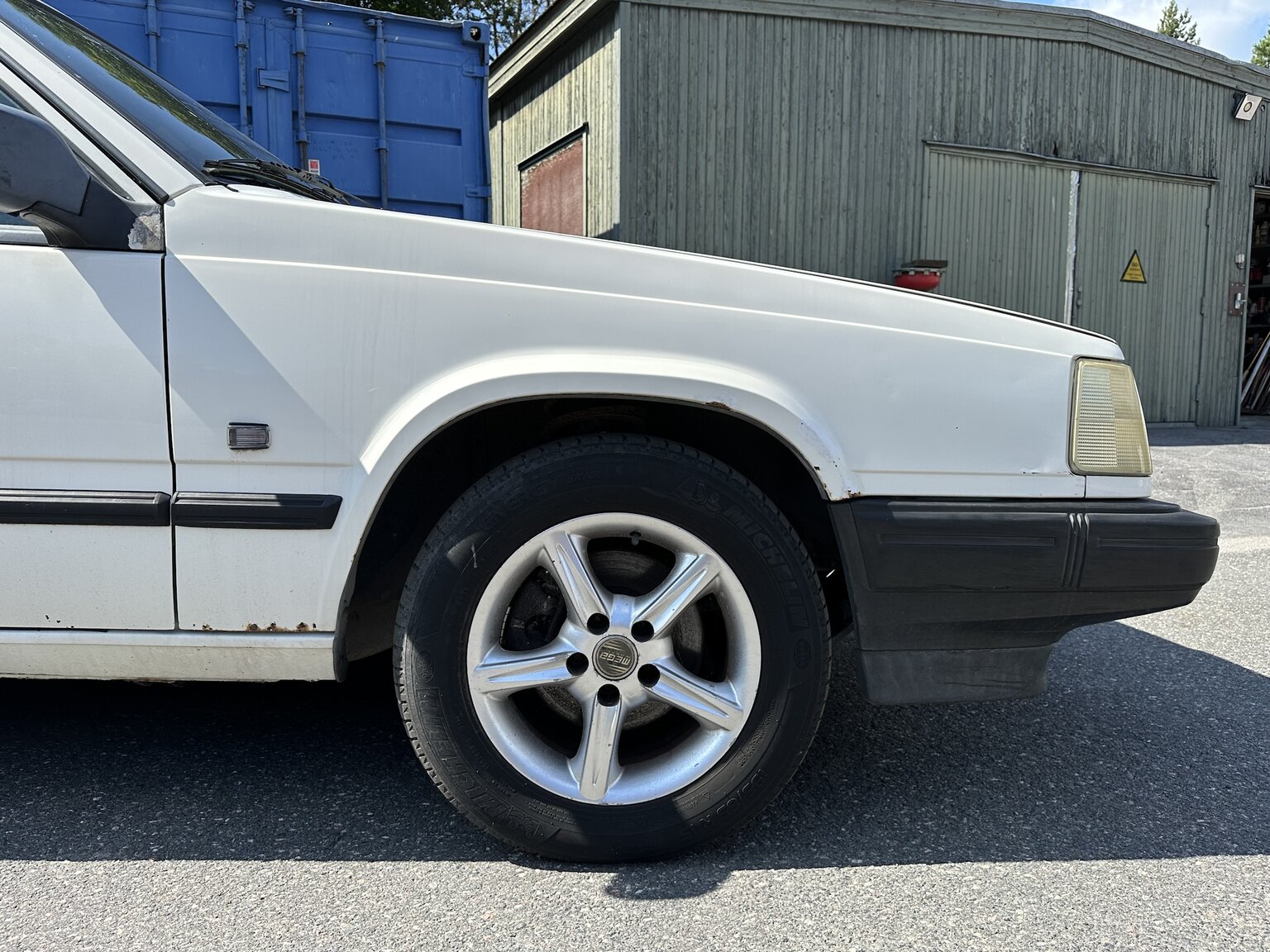 Exterior image of 1998 Volvo 945