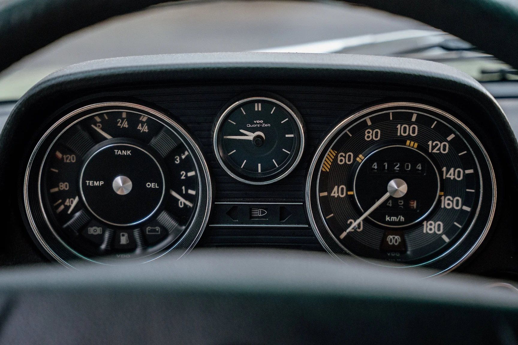 Interior image of 1975 Mercedes-Benz 240 D 3.0 (10)