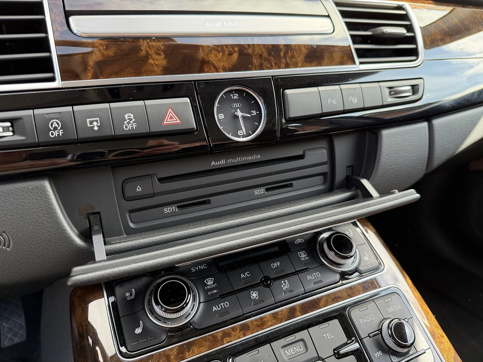 Innenraumfoto von 2014 Audi A8 4.0 TFSI (22)