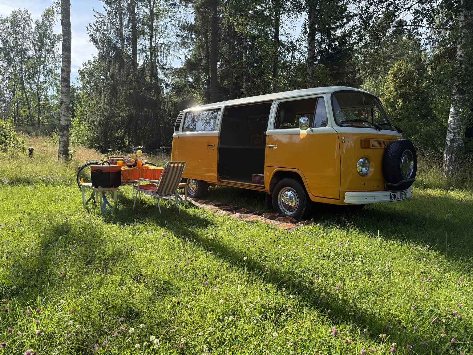 Exteriörbild på 1975 Volkswagen Transporter Campervan (1)
