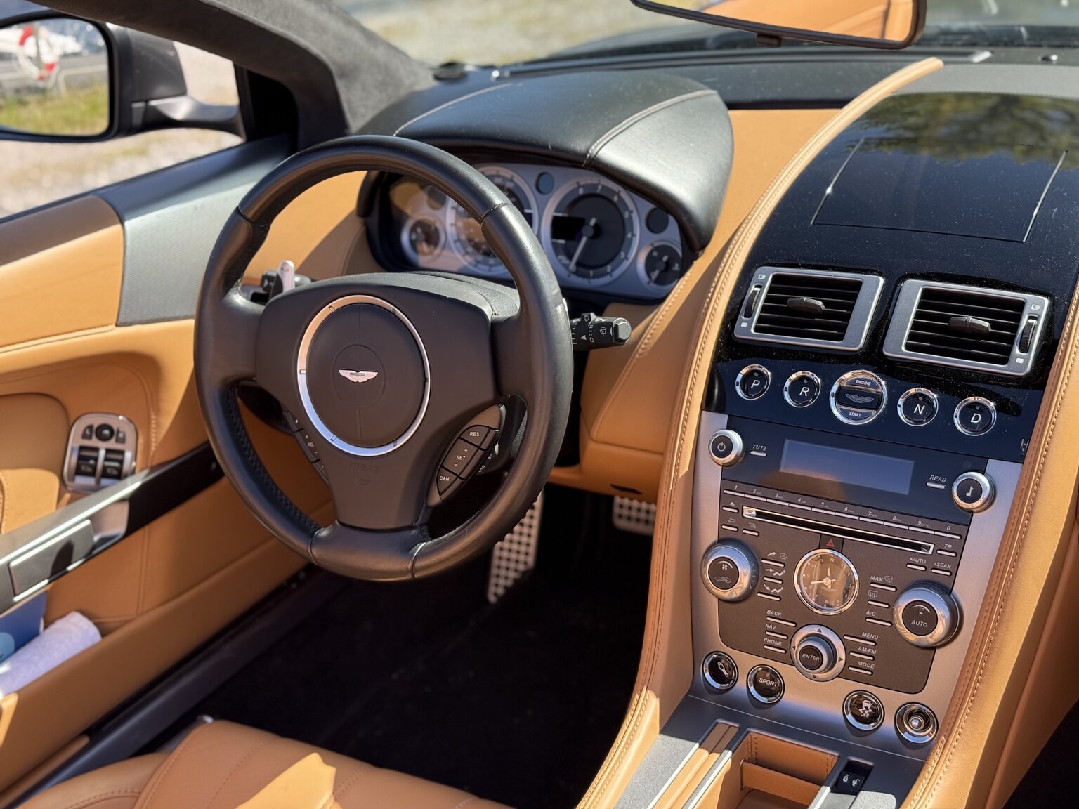 Interior image of 2015 Aston Martin DB9 Volante