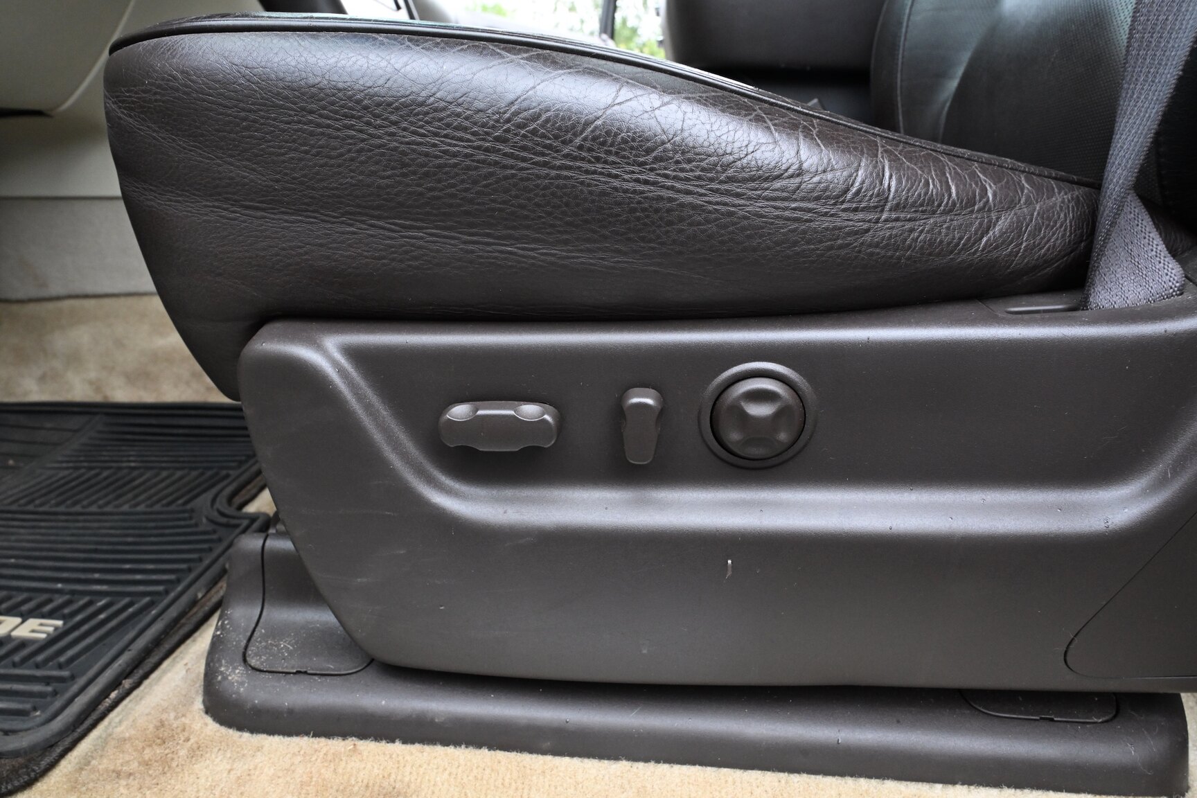 Interior image of 2010 Cadillac Escalade ESV 6.2 Flexfuel