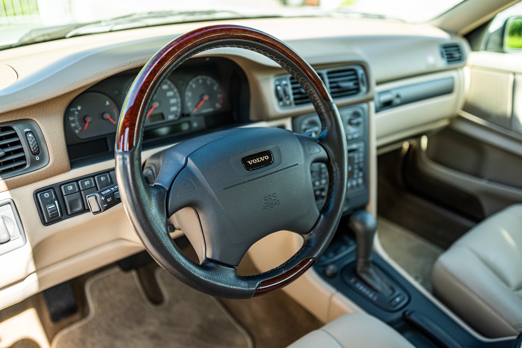 Interior image of 2000 Volvo V70 XC 2.4 T AWD 