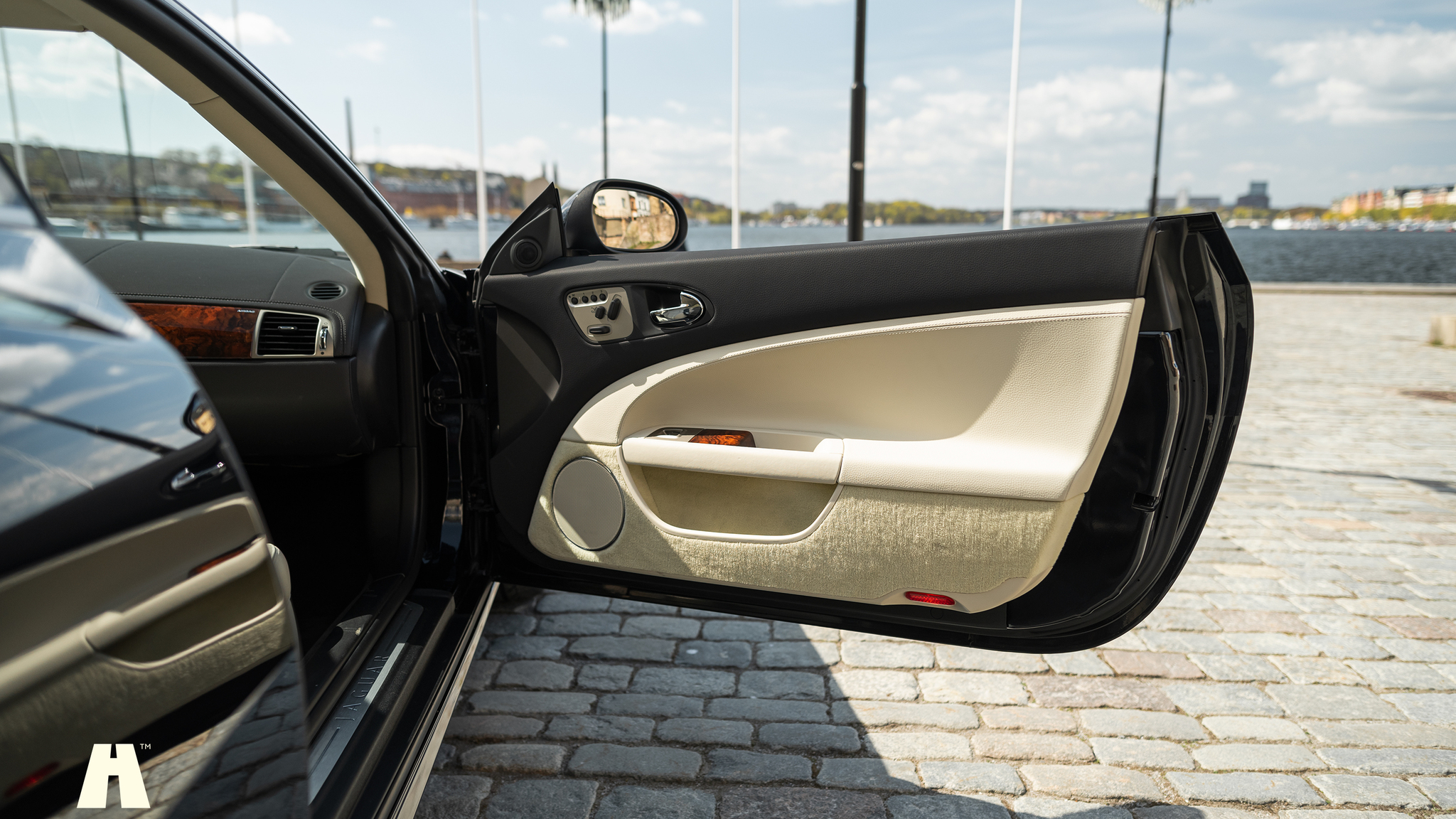 Interior image of 2008 Jaguar XKR (28)