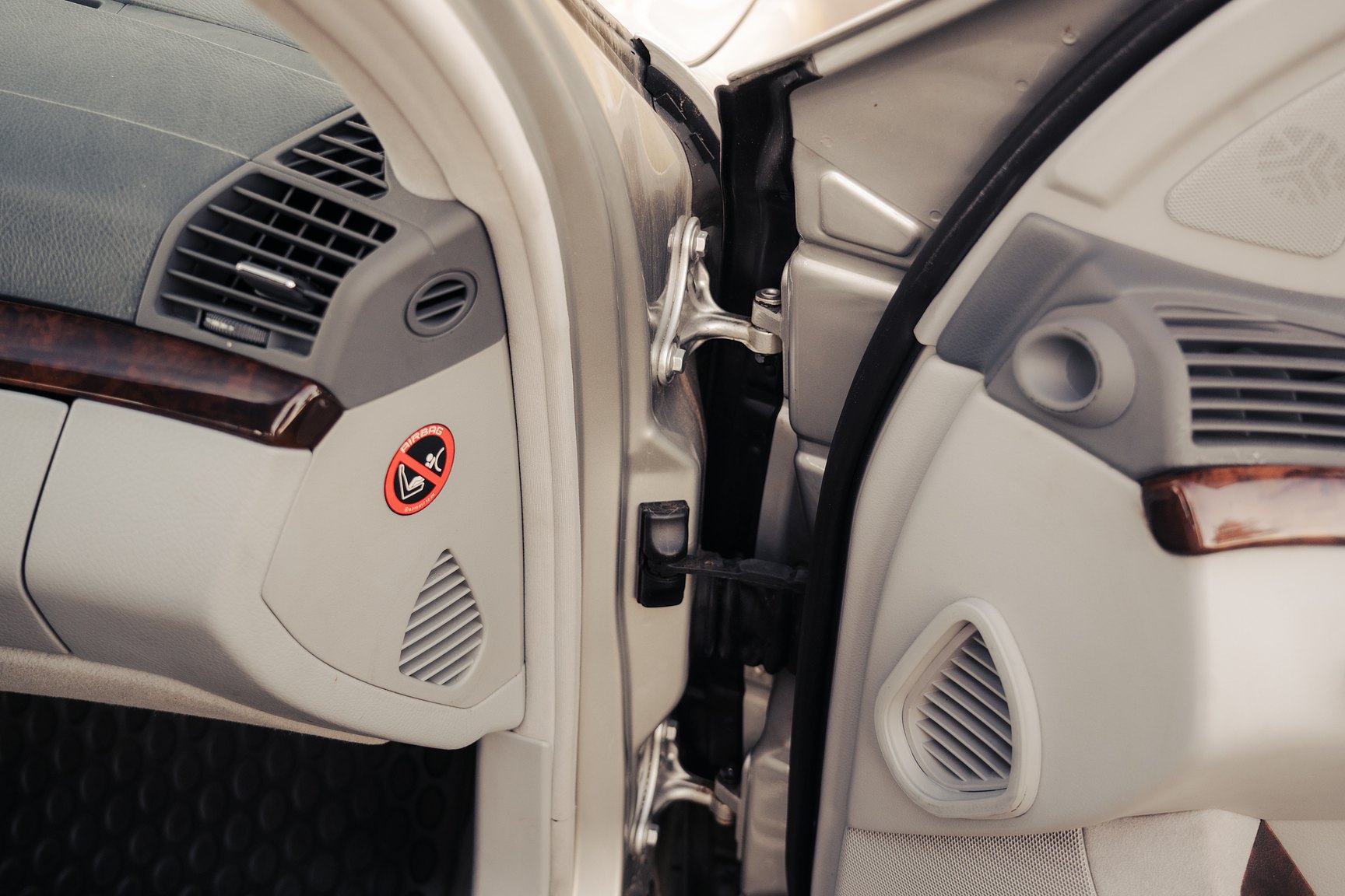 Interior image of 1999 Mercedes-Benz S 320