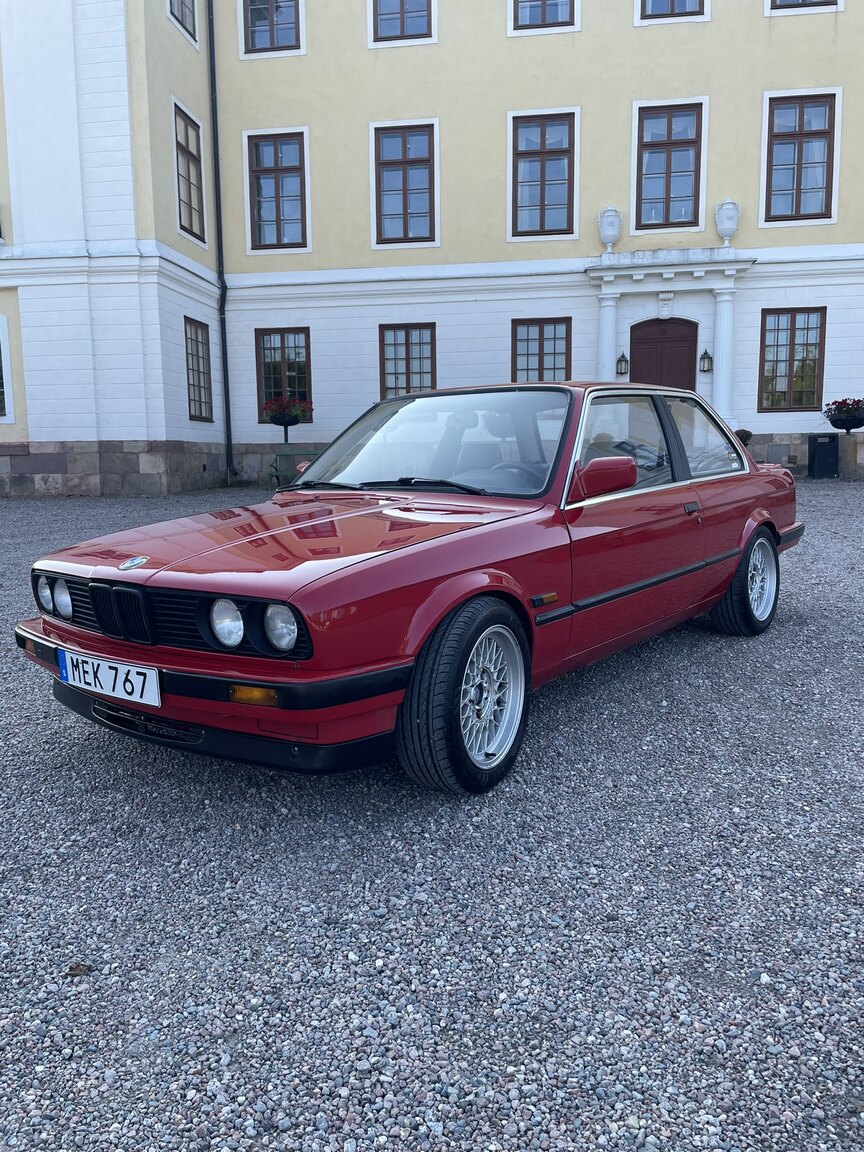 Exterior image of 1987 BMW 320i