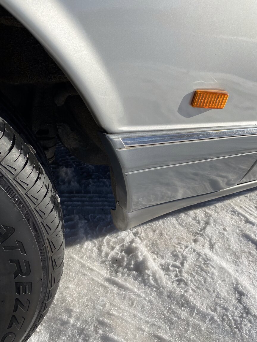 Exterior image of 1988 Mercedes-Benz 300 SE (40)