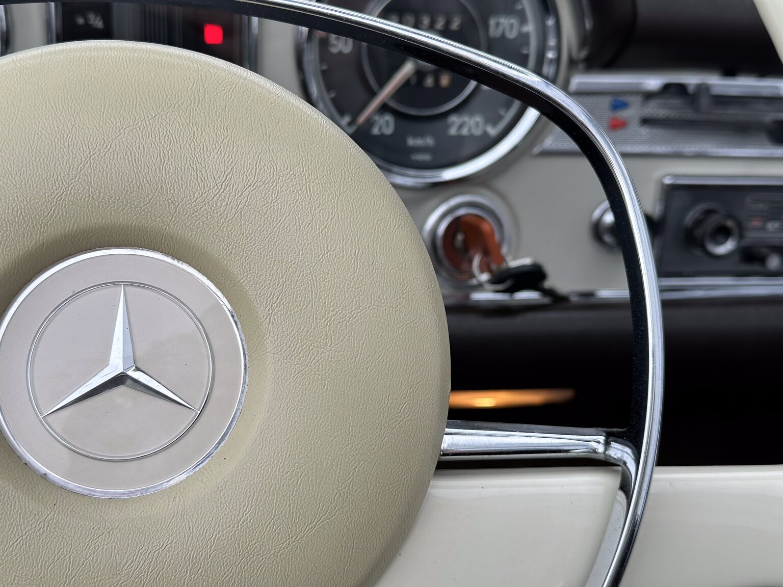 Innenraumfoto von 1968 Mercedes Benz SL 280 Pagoda (22)