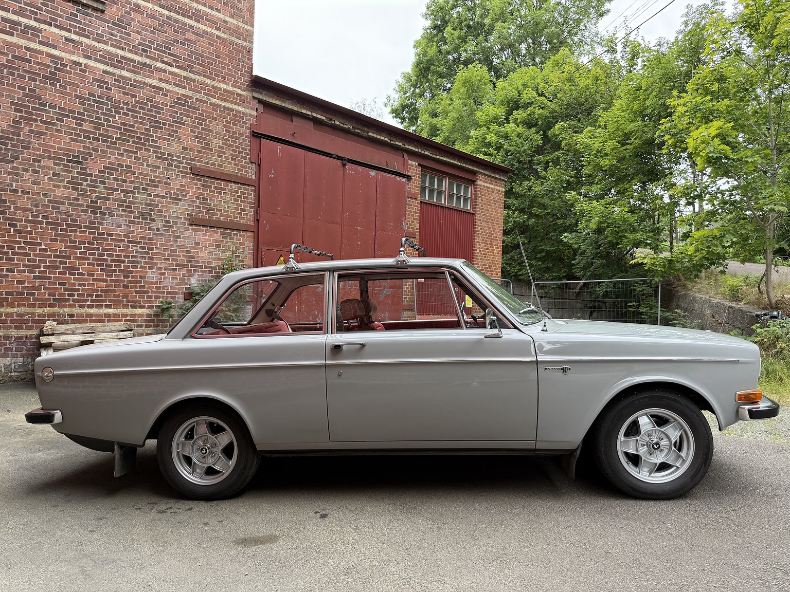 Exterior image of 1970 Volvo 142 Automatic