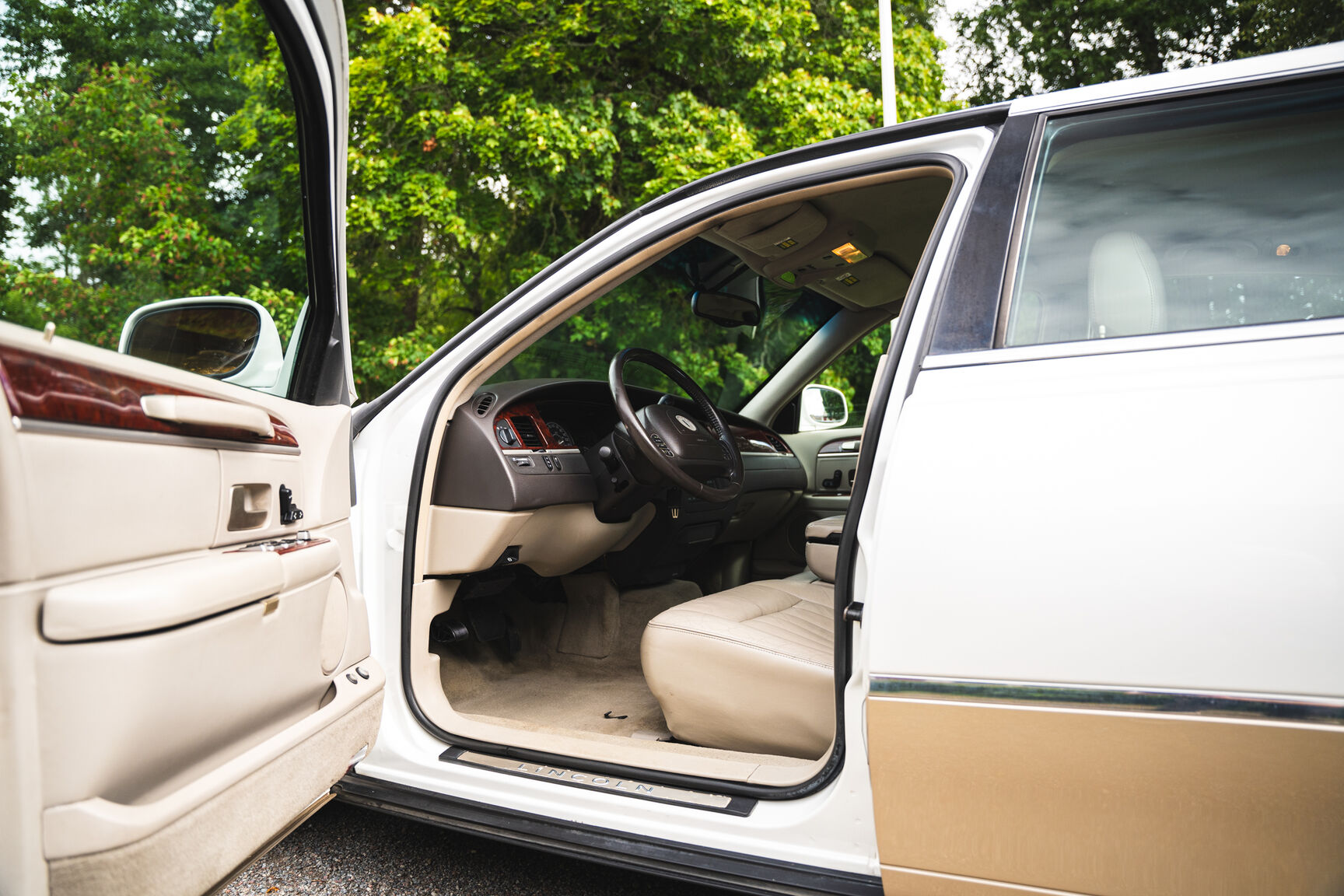 Innenraumfoto von 2003 Lincoln Town Car