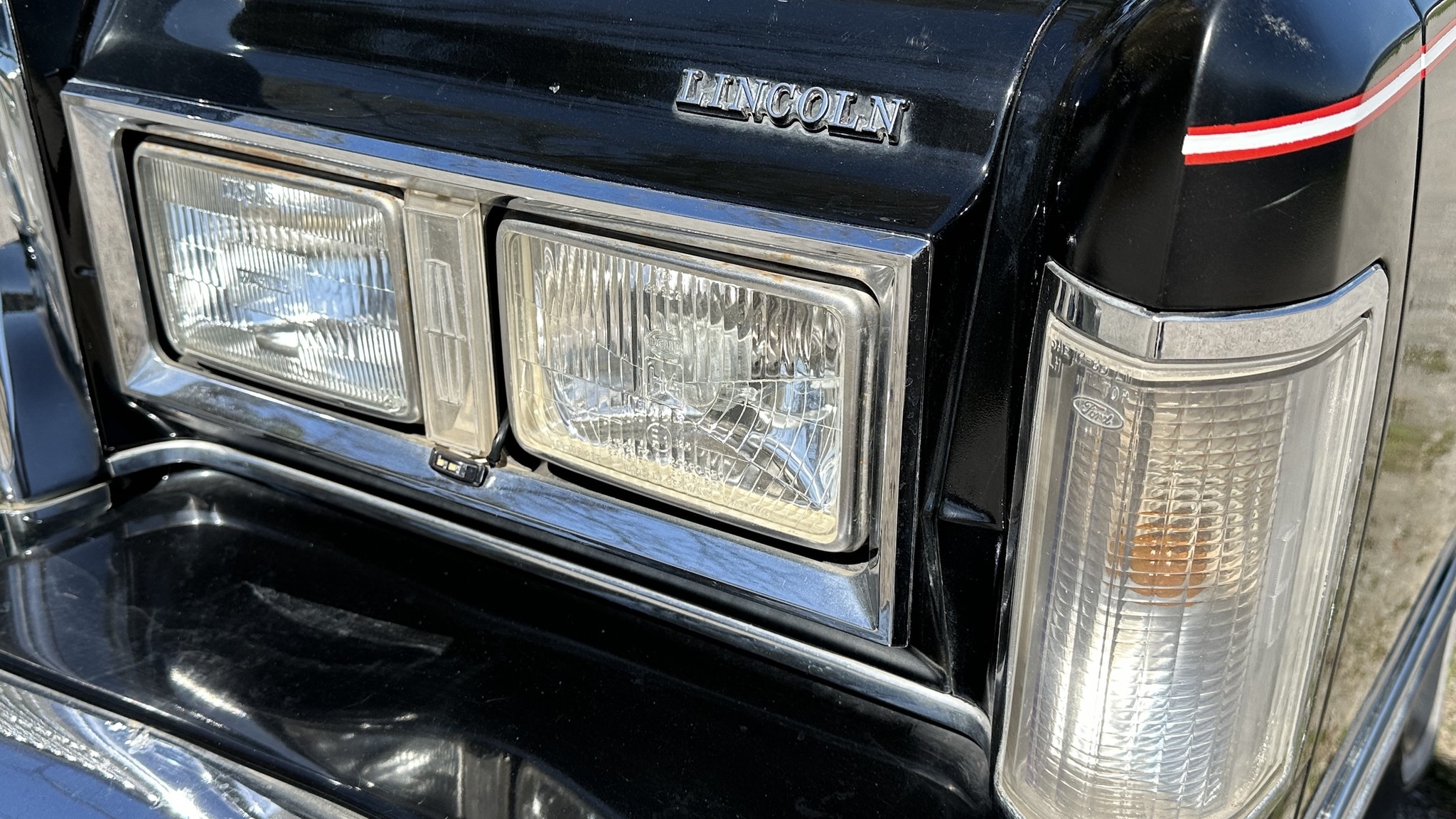 Exterior image of 1988 Lincoln Town Car