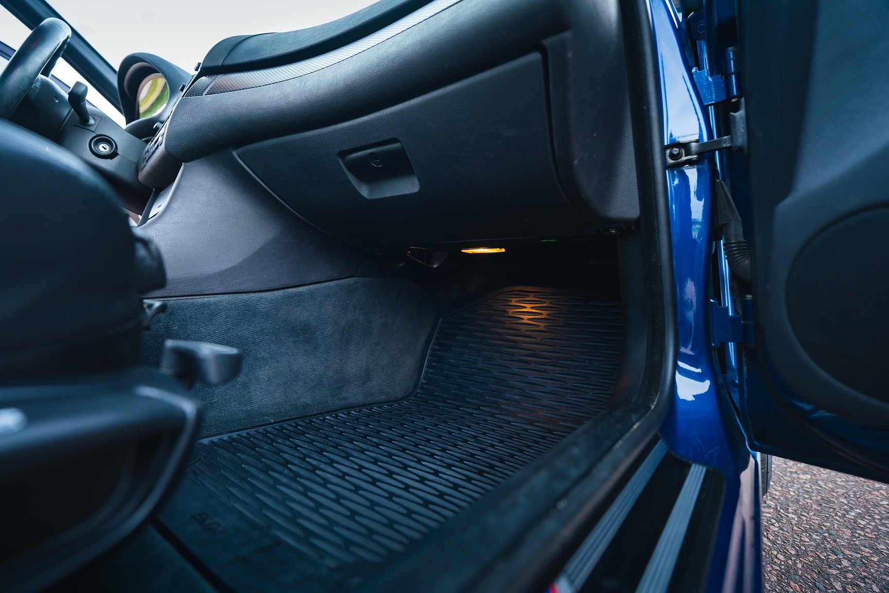 Interior image of 2003 BMW 330i
