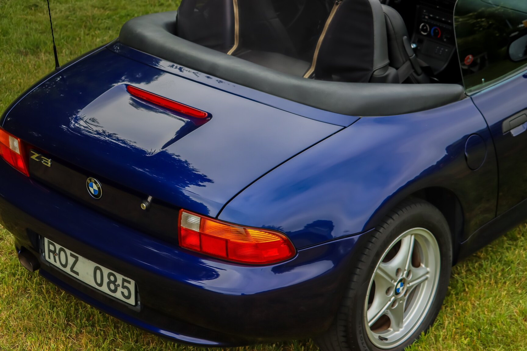 Exterior image of 1999 BMW Z3 1.9i
