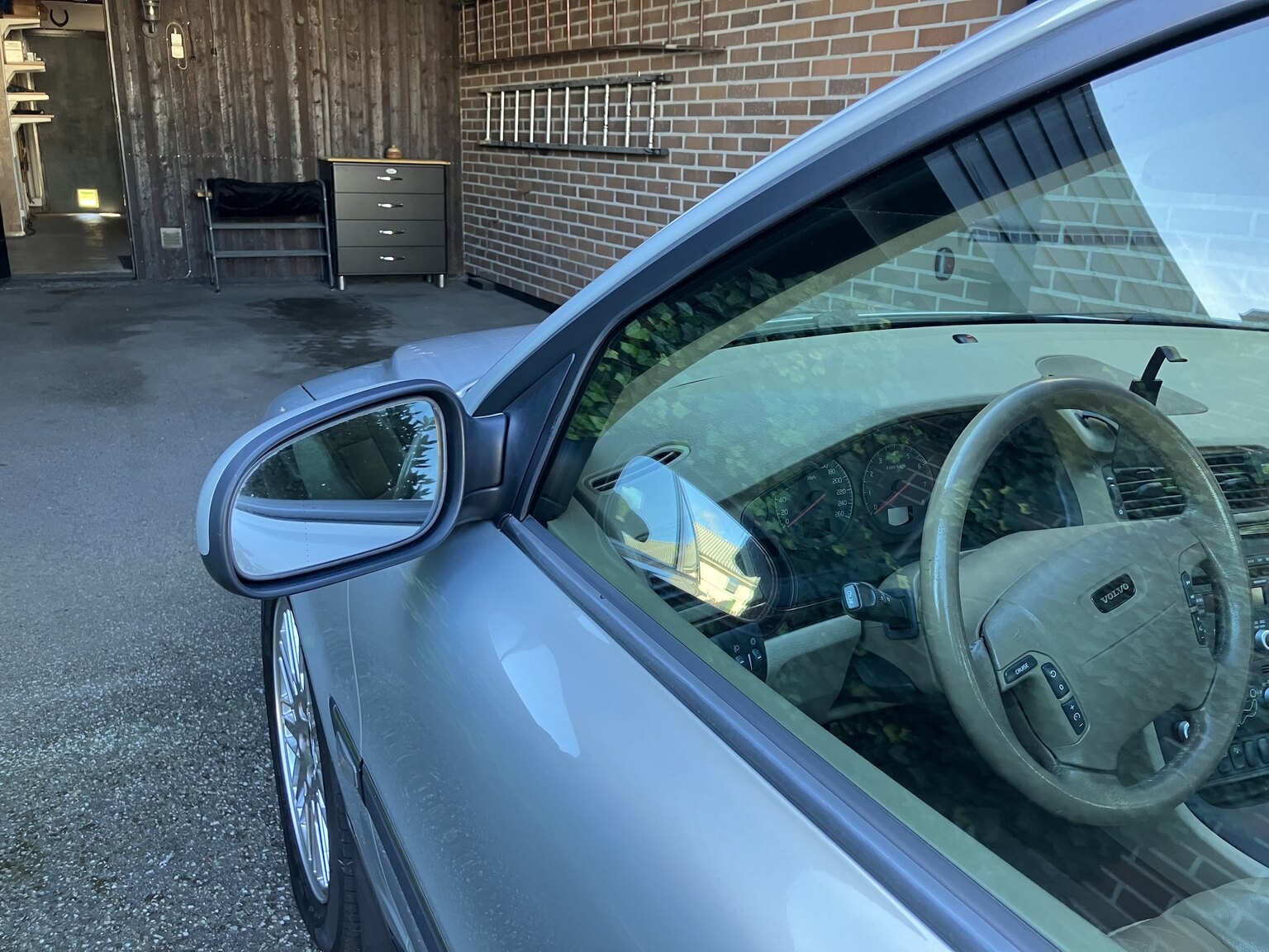 Exterior image of 1999 Volvo S80