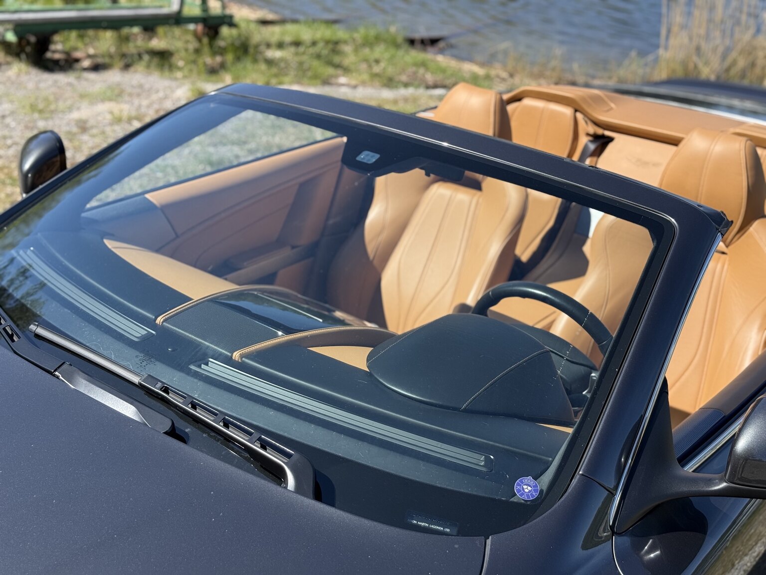 Exteriörbild på 2015 Aston Martin DB9 Volante