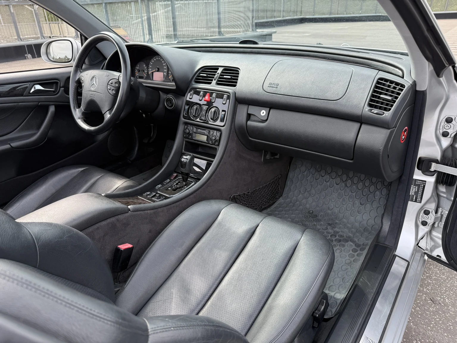 Innenraumfoto von 2001 MERCEDES-BENZ CLK 230 Kompressor Cabriolet (34)