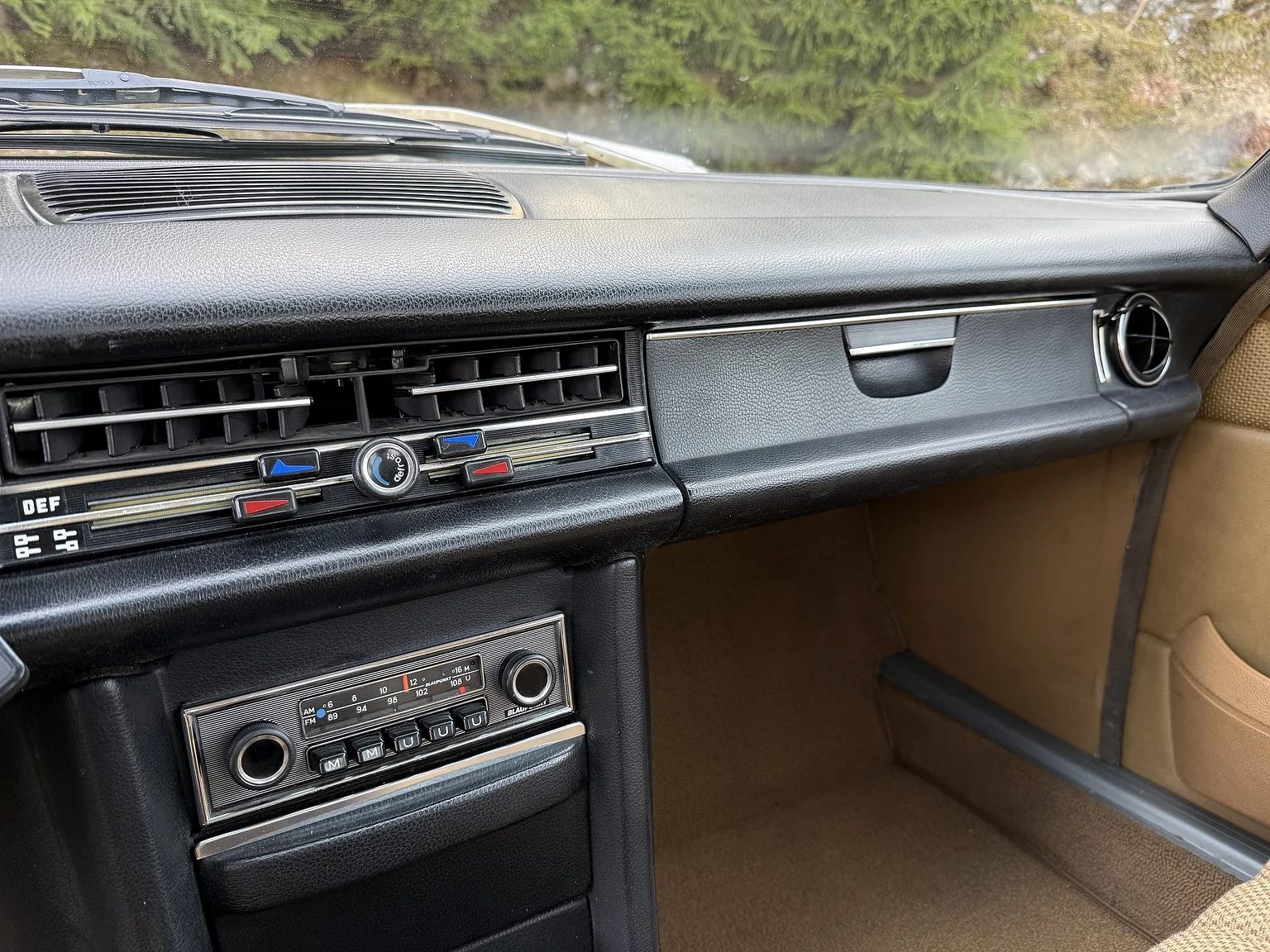 Innenraumfoto von 1974 Mercedes-Benz 230 Automatic (17)
