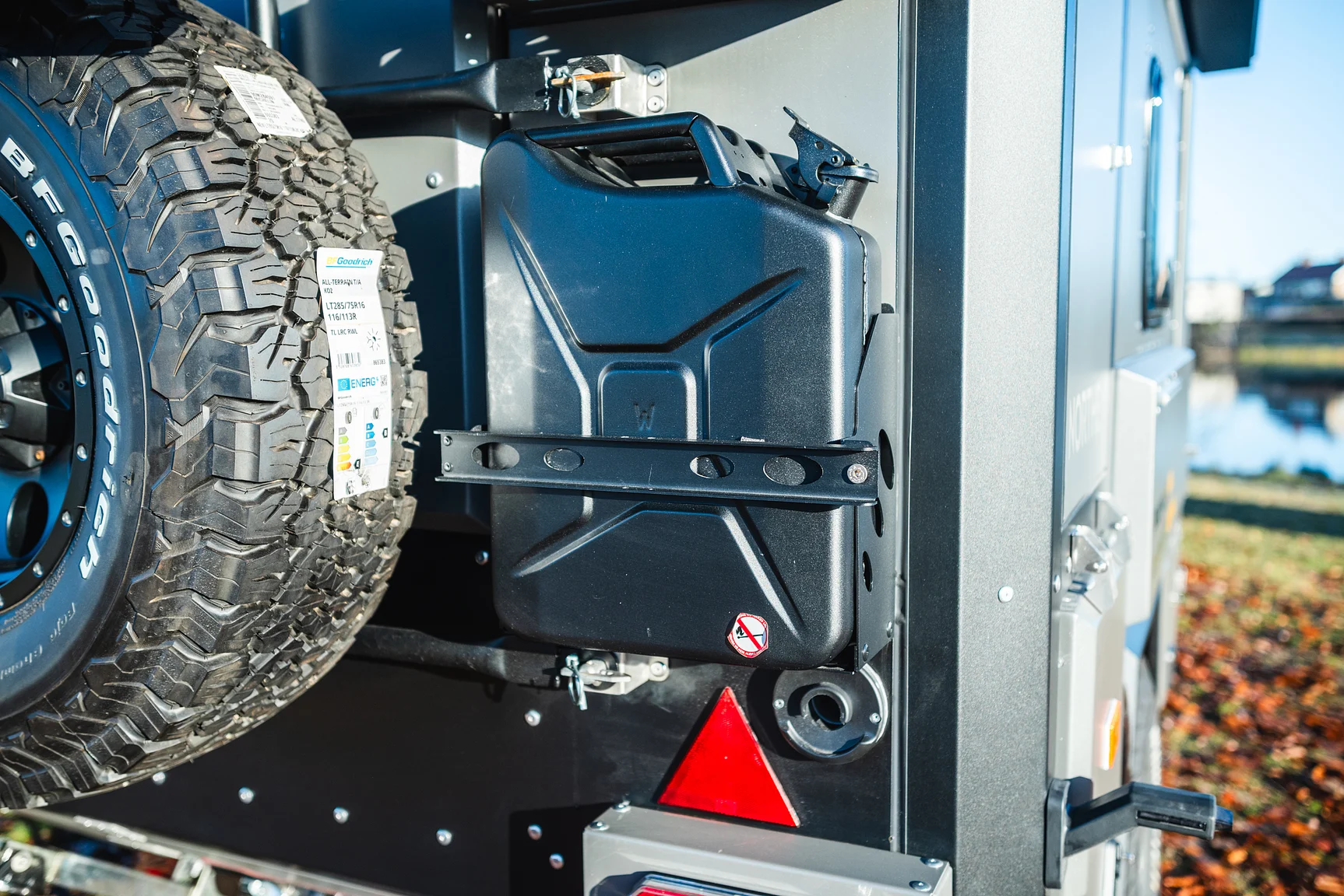 Exterior image of 2025 Northea Trailer Expedition Crawler 458i Offgrid-Camper (38)