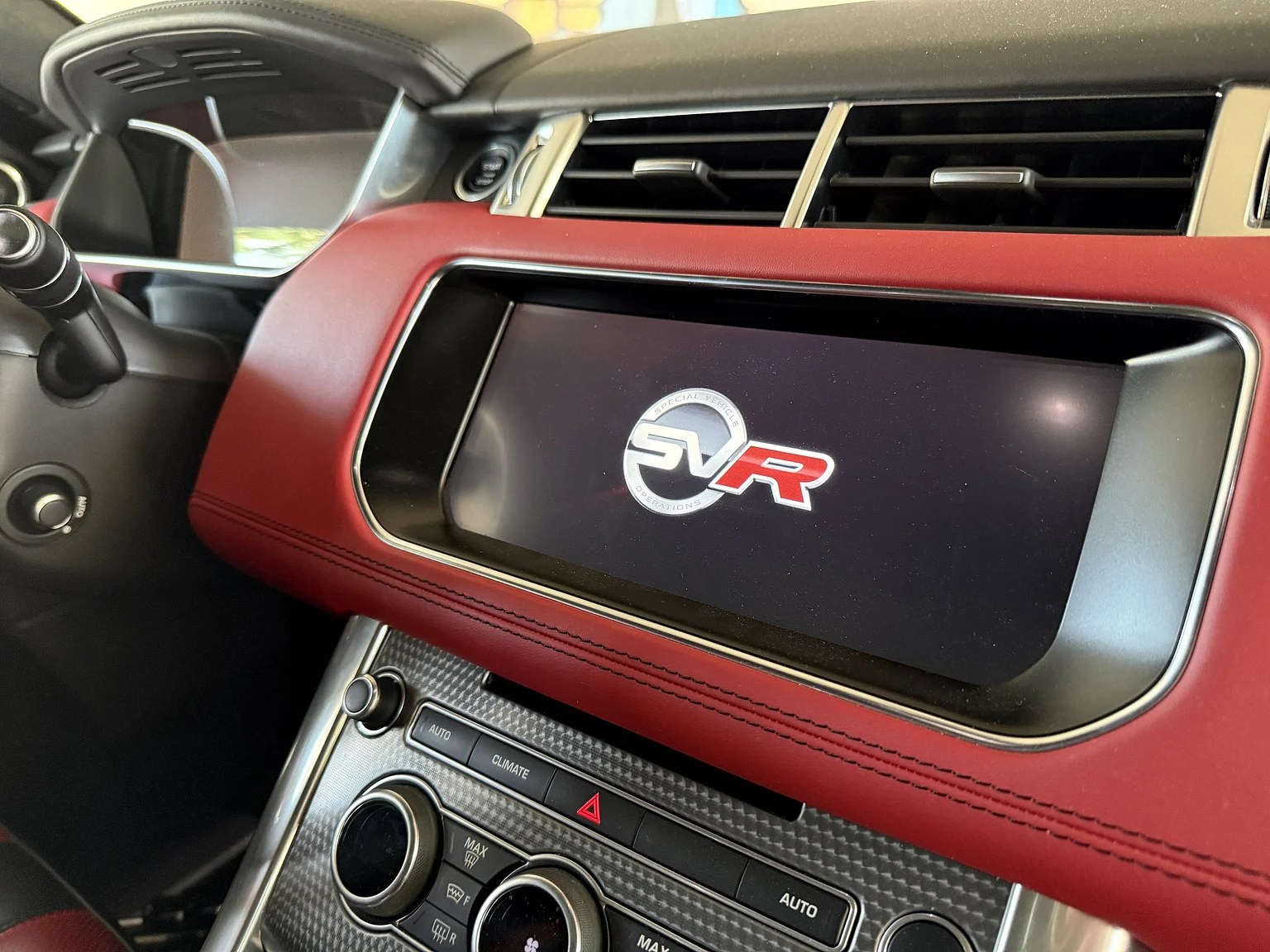 Interior image of 2017 Range Rover Sport SVR (82)