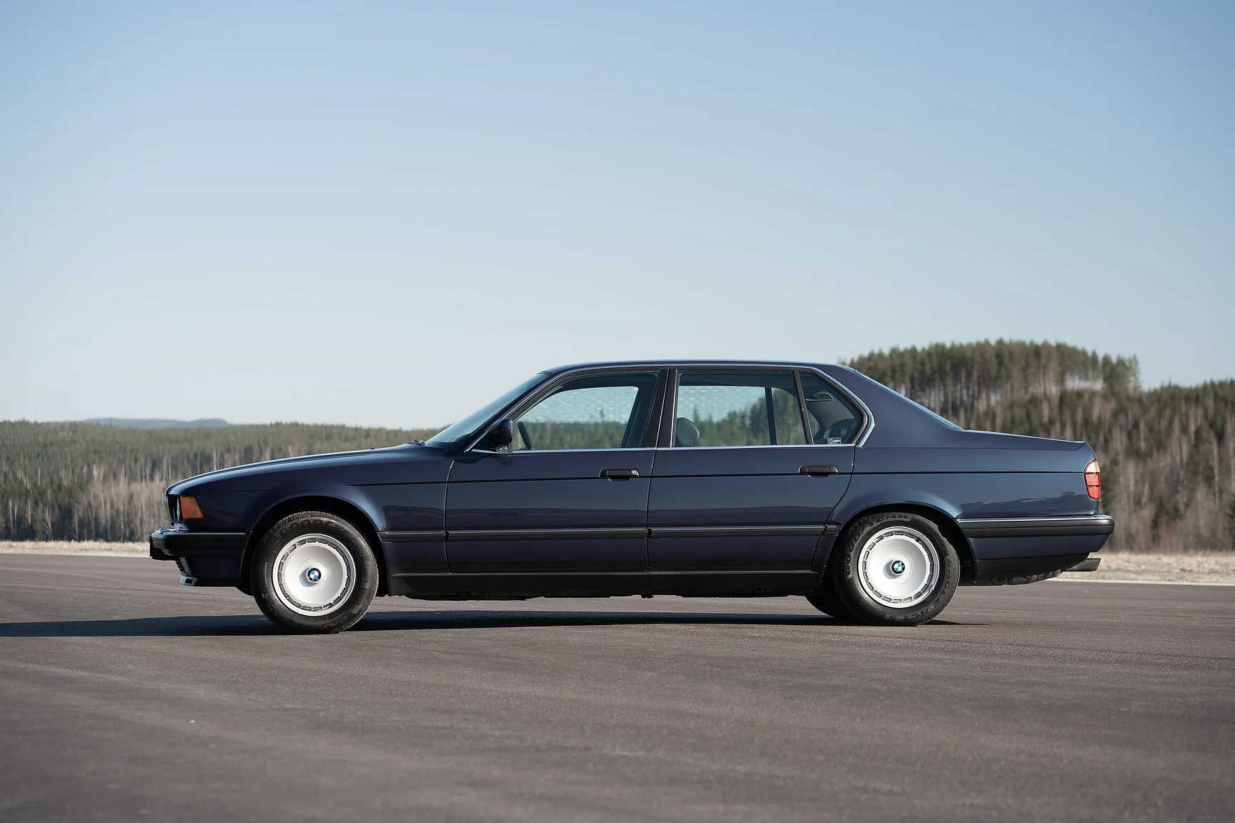 Exteriörbild på 1989 BMW 750iA (6)