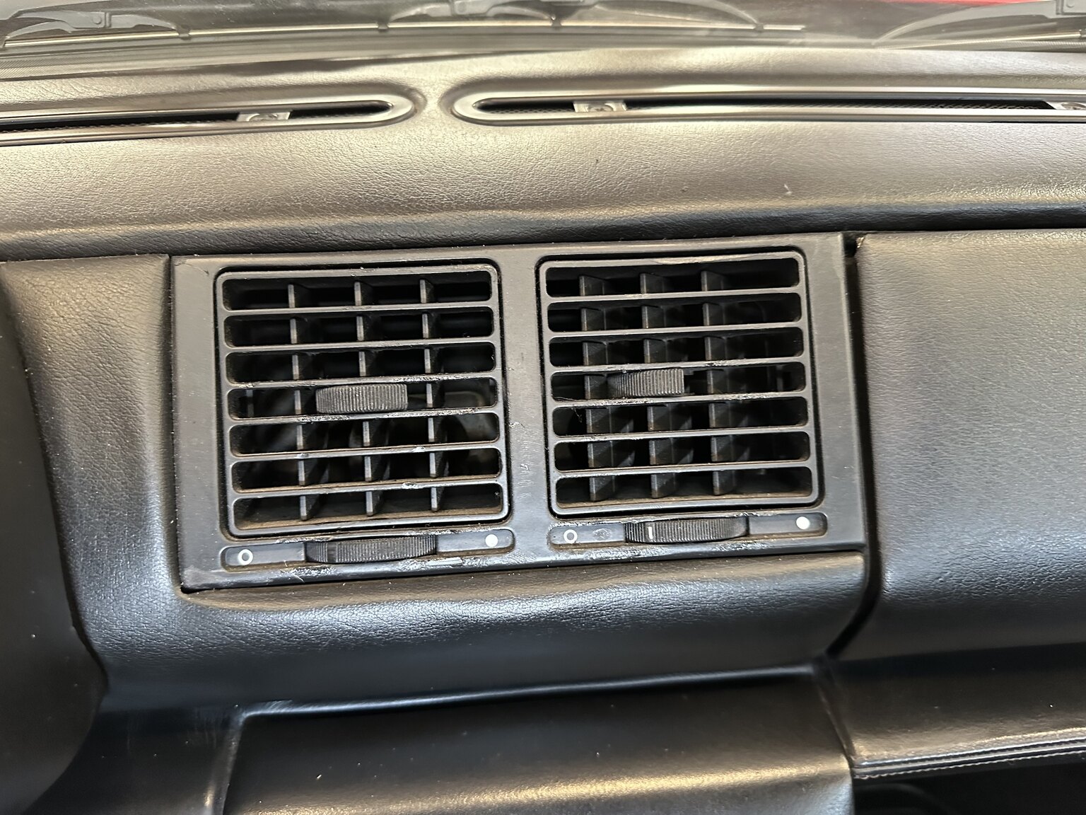 Innenraumfoto von 1990 Ferrari 348 (21)