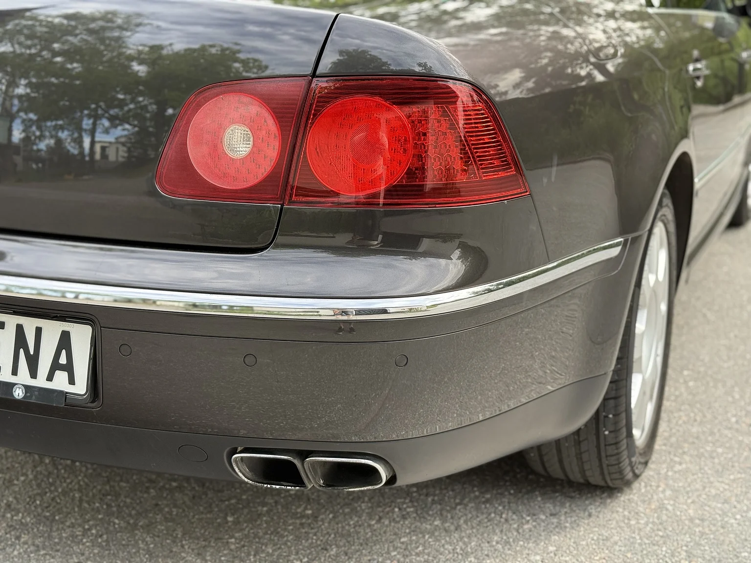 Exteriörbild på 2009 Volkswagen Phaeton W12 LWB Executive (20)