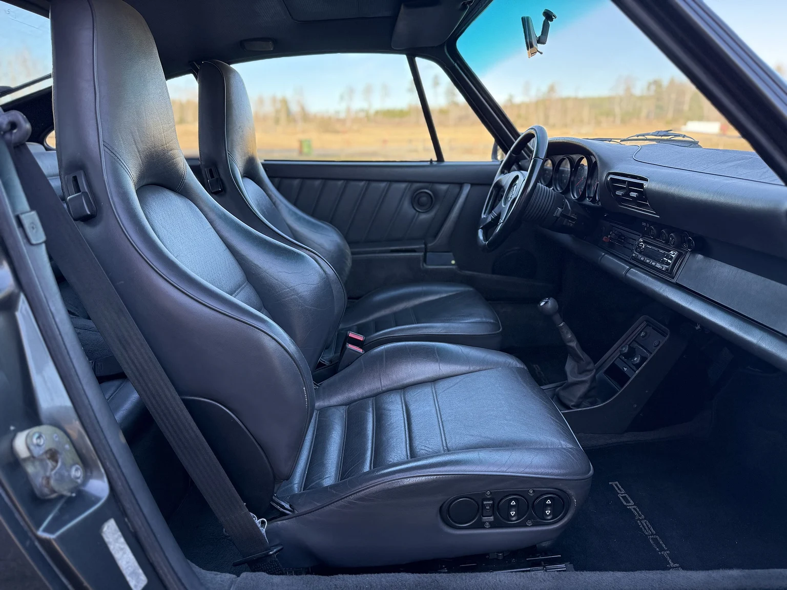 Innenraumfoto von 1989 Porsche 911 / 930 3.3 Turbo 5-speed (30)